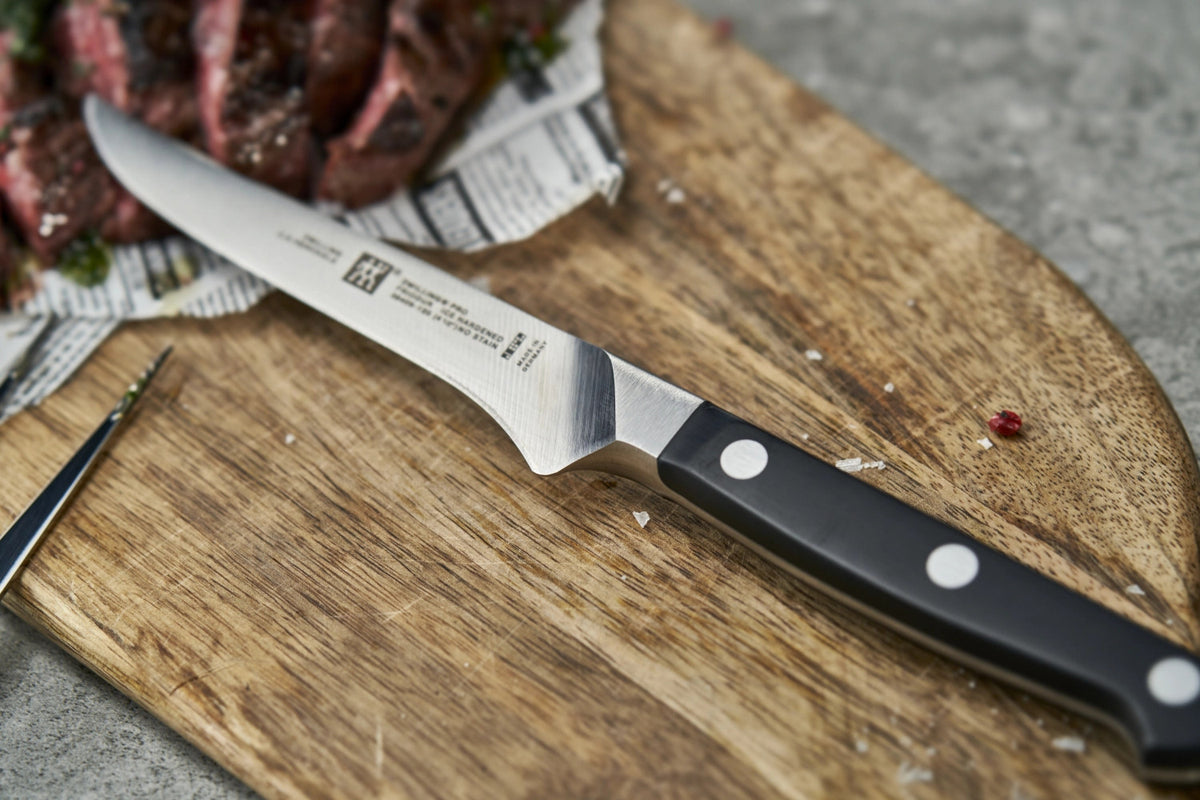Zwilling Pro 4er Set Steakmesser Pro in Schwarz präsentiert im Onlineshop von KAQTU Design AG. Küchenmesser ist von Zwilling Kitchen