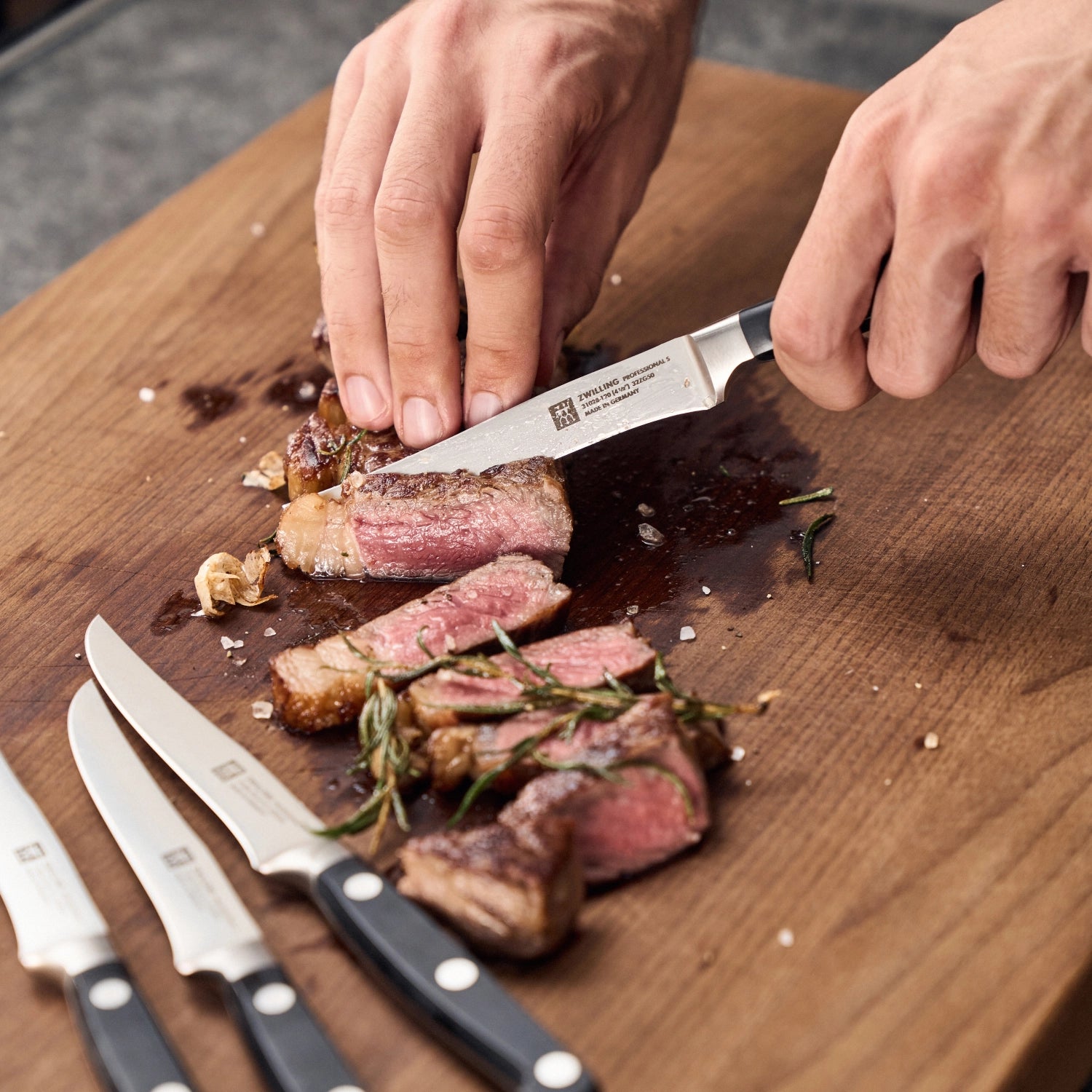 Erleben Sie mit den Professional "S" Steakmessern von Zwilling müheloses Schneiden und stilvolles Design – ein Muss für jeden Steakfan!