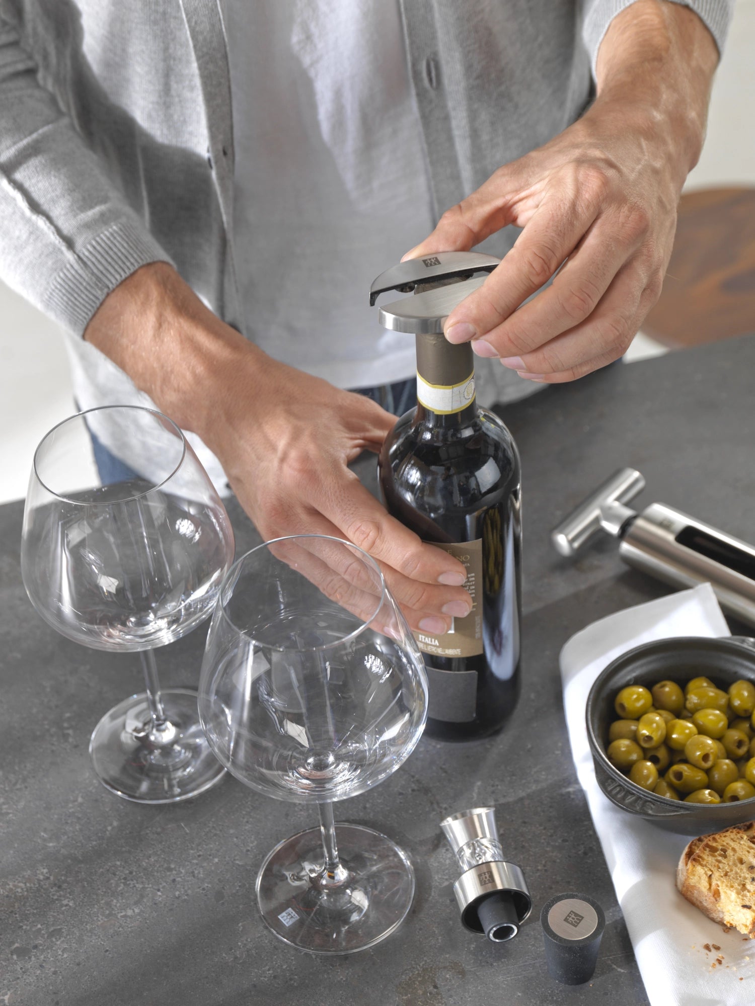 Erleben Sie den eleganten Folienschneider von Zwilling, 13x8x4,2 cm, aus robustem Edelstahl – perfekt für kreative Küchen und stilvolle Drinks.