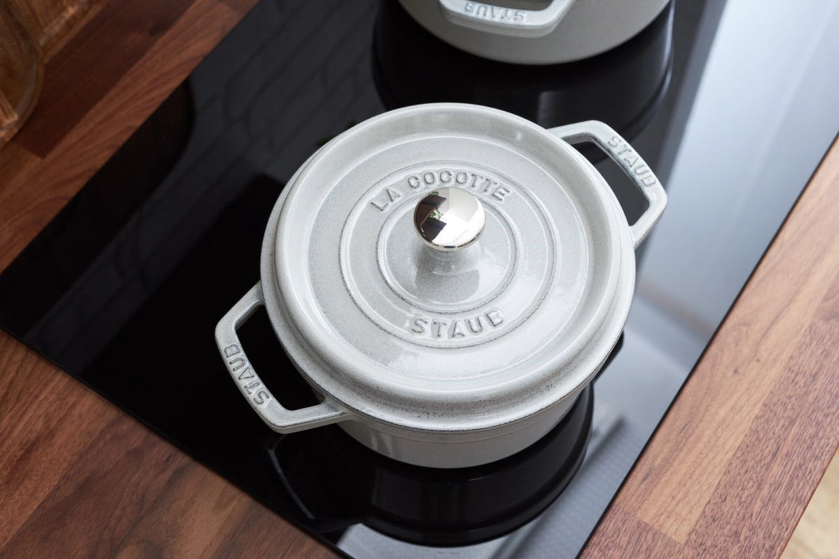 Cocotte 20 cm, rund, Weisser Trüffel, Gusseisen 2.2l in Weiss präsentiert im Onlineshop von KAQTU Design AG. ist von Staub