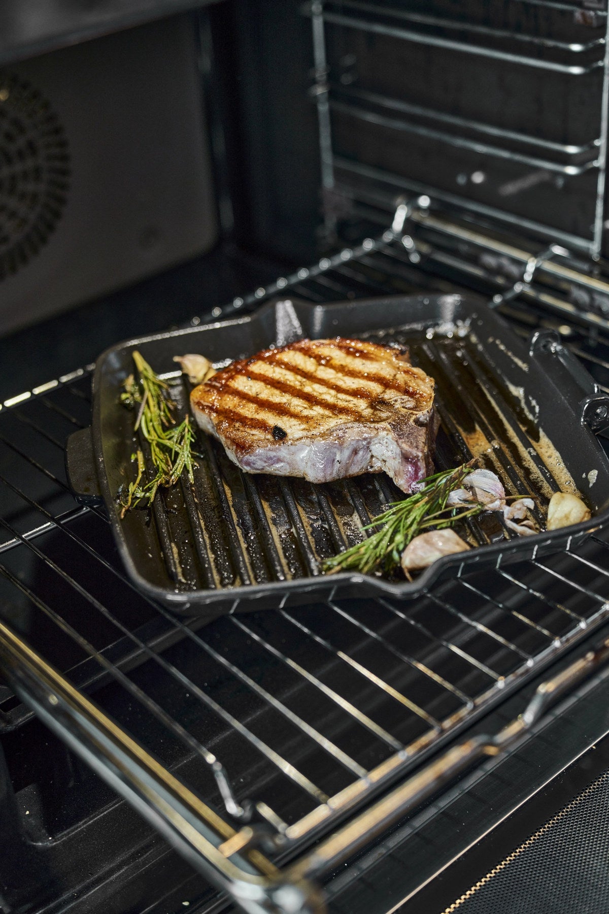 Grillpfanne quadratisch in Schwarz präsentiert im Onlineshop von KAQTU Design AG. Bratpfanne ist von Staub