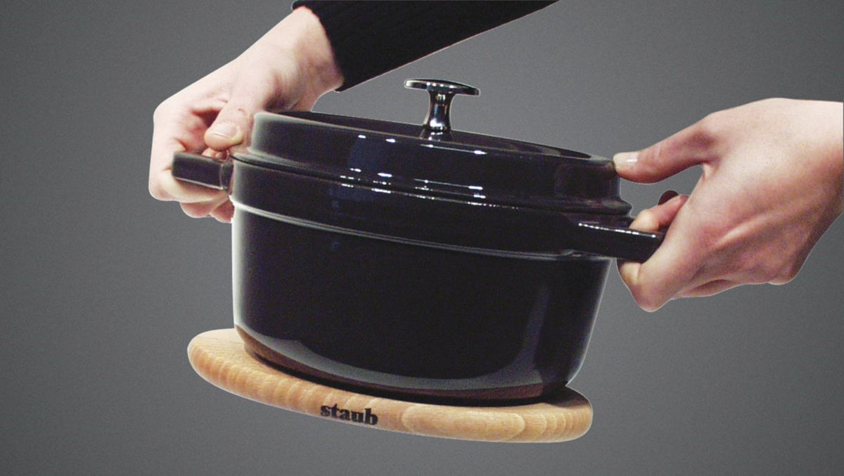 Mini Cocotte 10 cm, rund, Dunkelblau, Gusseisen 0.25l in Blau präsentiert im Onlineshop von KAQTU Design AG. ist von Staub