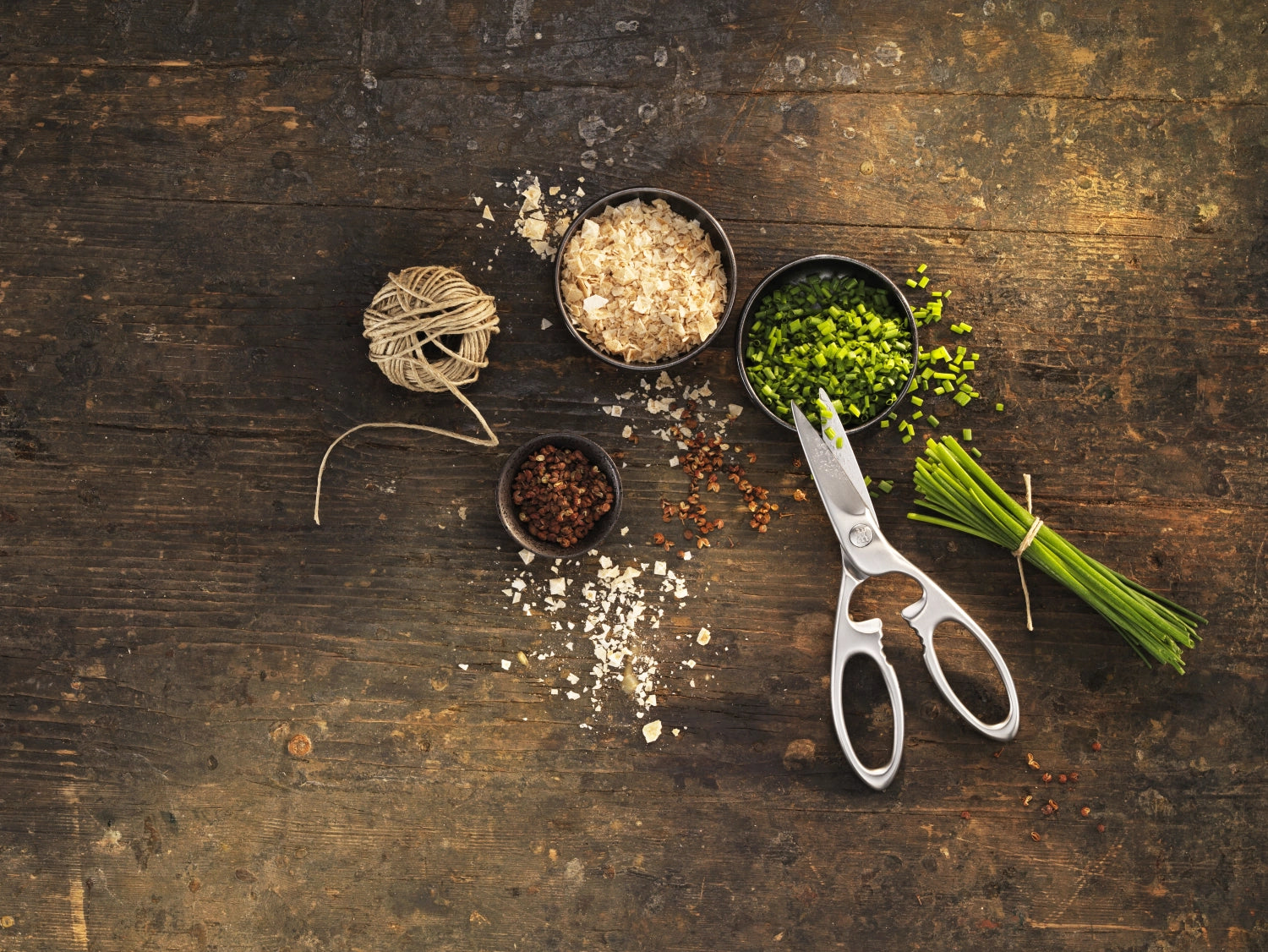 Die 200 mm lange Twin Select Vielzweckschere von Zwilling Kitchen aus hochwertigem, mattem Stahl ist ideal für alle Küchenaufgaben und unverzichtbar.