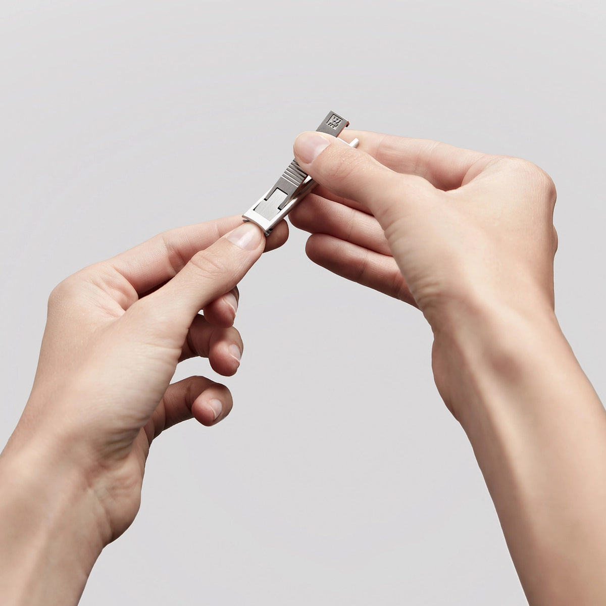 TWIN S Nagelknipser, mattiert im Lederetui, 60 mm in Silber präsentiert im Onlineshop von KAQTU Design AG. Pflege ist von Zwilling Beauty