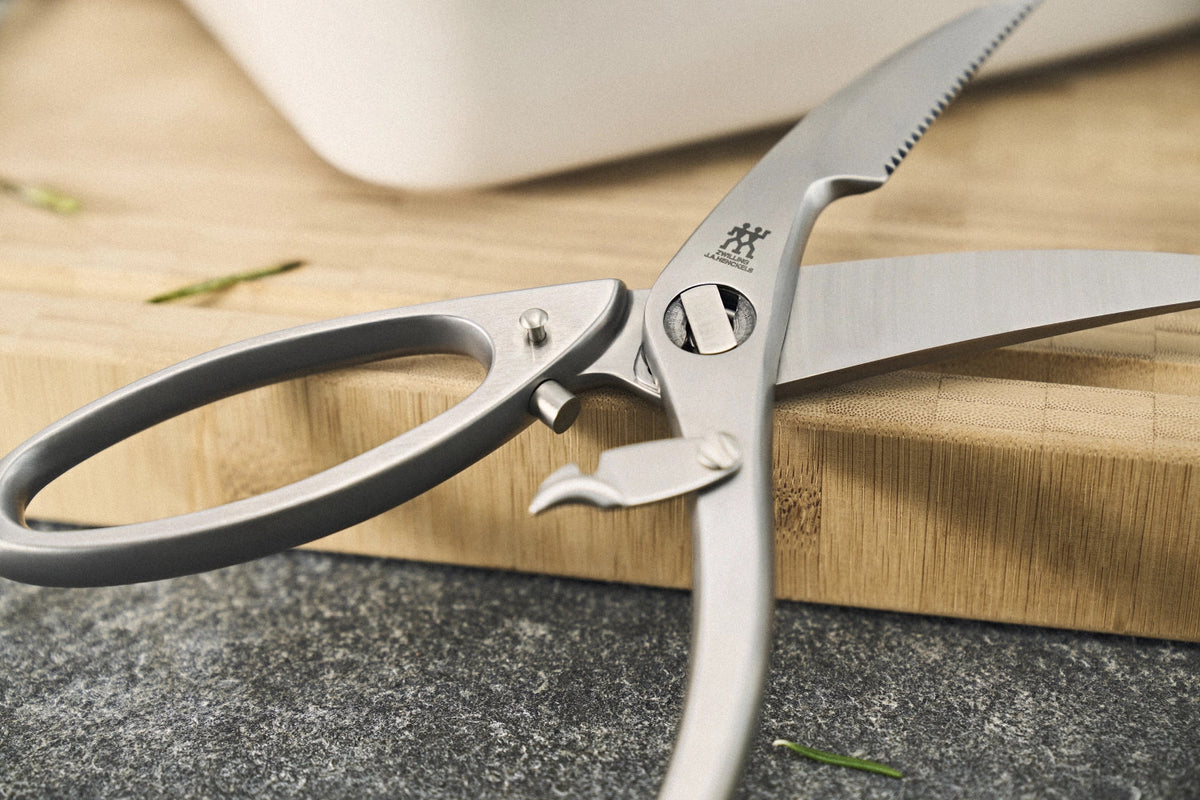 Geflügelschere mit Aushebenagel in Schwarz präsentiert im Onlineshop von KAQTU Design AG. Küchenhelfer ist von Zwilling Kitchen