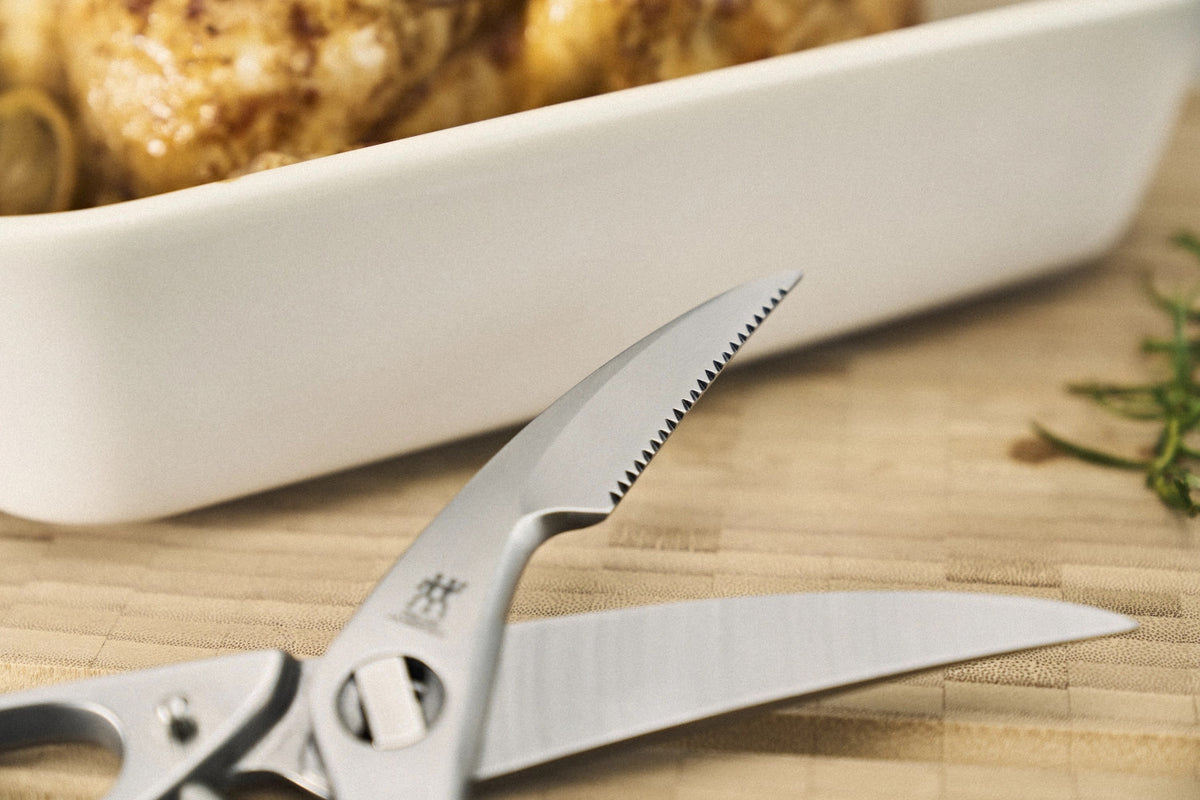 Geflügelschere mit Aushebenagel in Schwarz präsentiert im Onlineshop von KAQTU Design AG. Küchenhelfer ist von Zwilling Kitchen