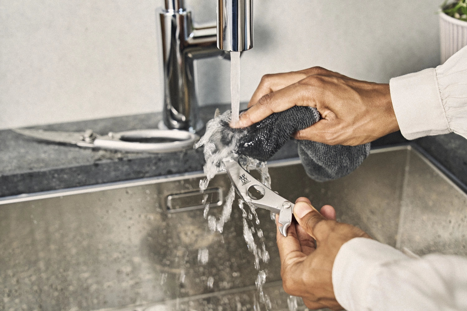 Die Zwilling Geflügelschere mit Aushebenagel vereinfacht das Schneiden und Servieren von Geflügel. Hochwertig, handlich und leicht zu reinigen.