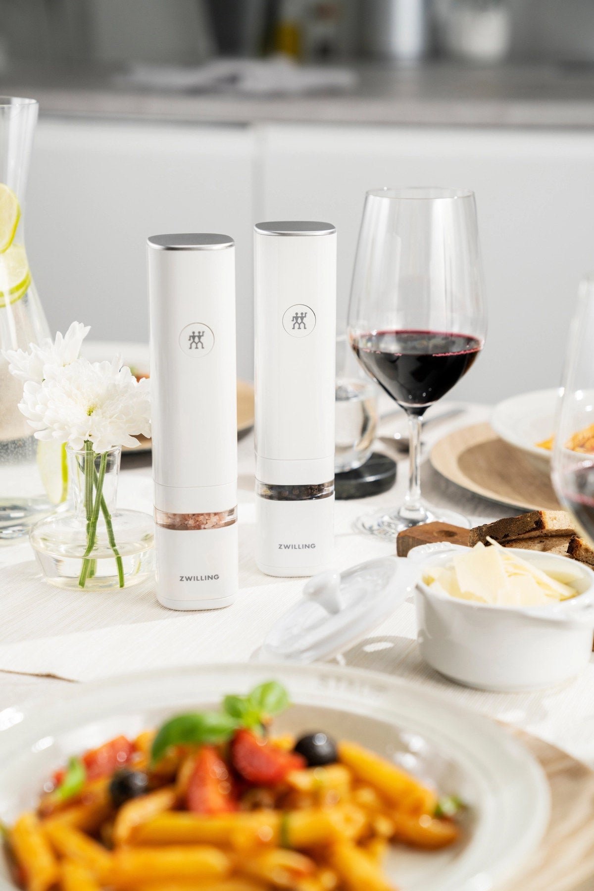 Enfinigy Pfeffer- & Salzmühle elektr. in Weiss präsentiert im Onlineshop von KAQTU Design AG. Salz & Pfeffer ist von Zwilling Kitchen
