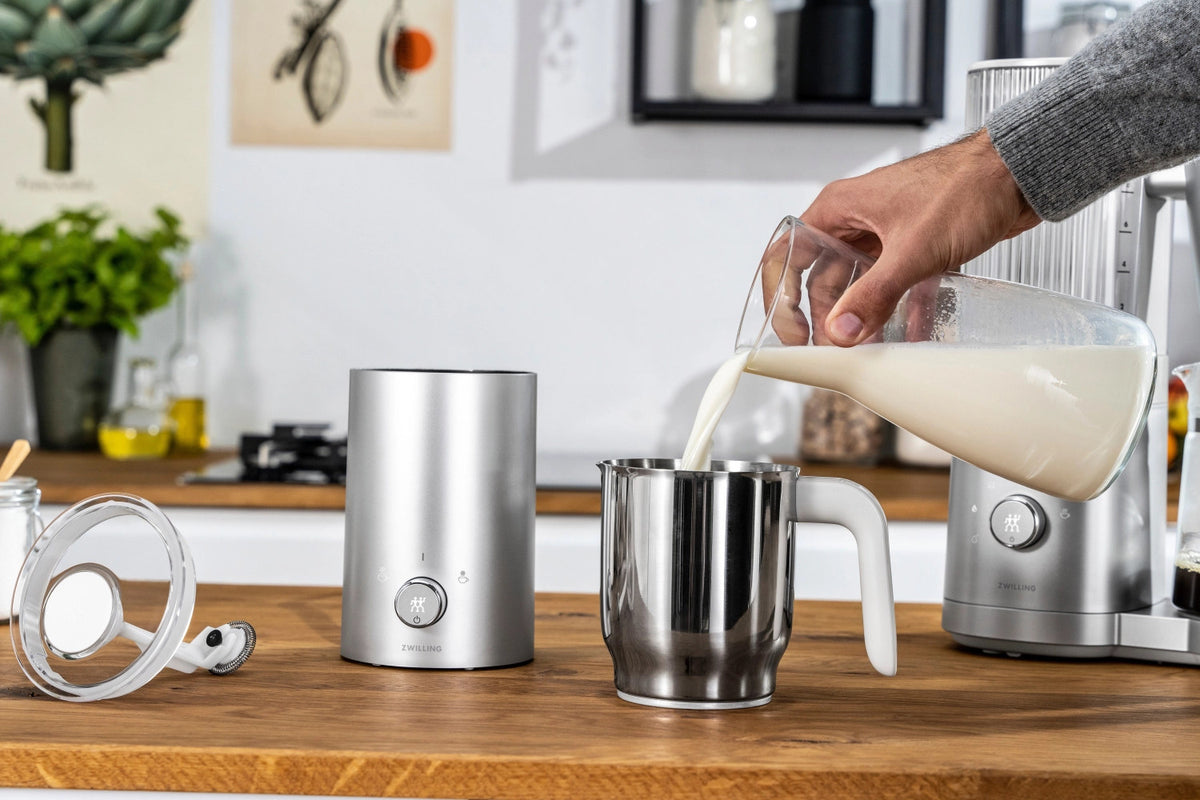 Enfinigy Milchaufschäumer silber 400ml in Silber präsentiert im Onlineshop von KAQTU Design AG. Küchengerät ist von Zwilling Kitchen
