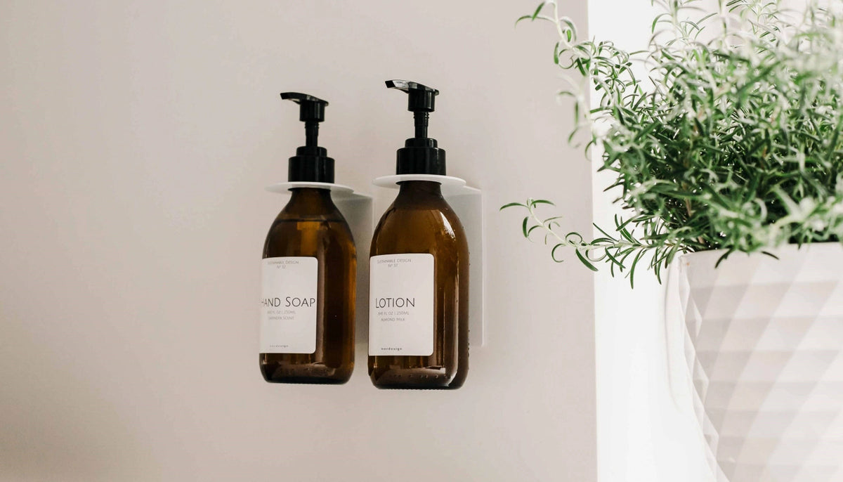Lotion Hände-u. Körperlotion, Mandelmilch 250ml, weiss in Braun präsentiert im Onlineshop von KAQTU Design AG. Seifenspender ist von Nordesign