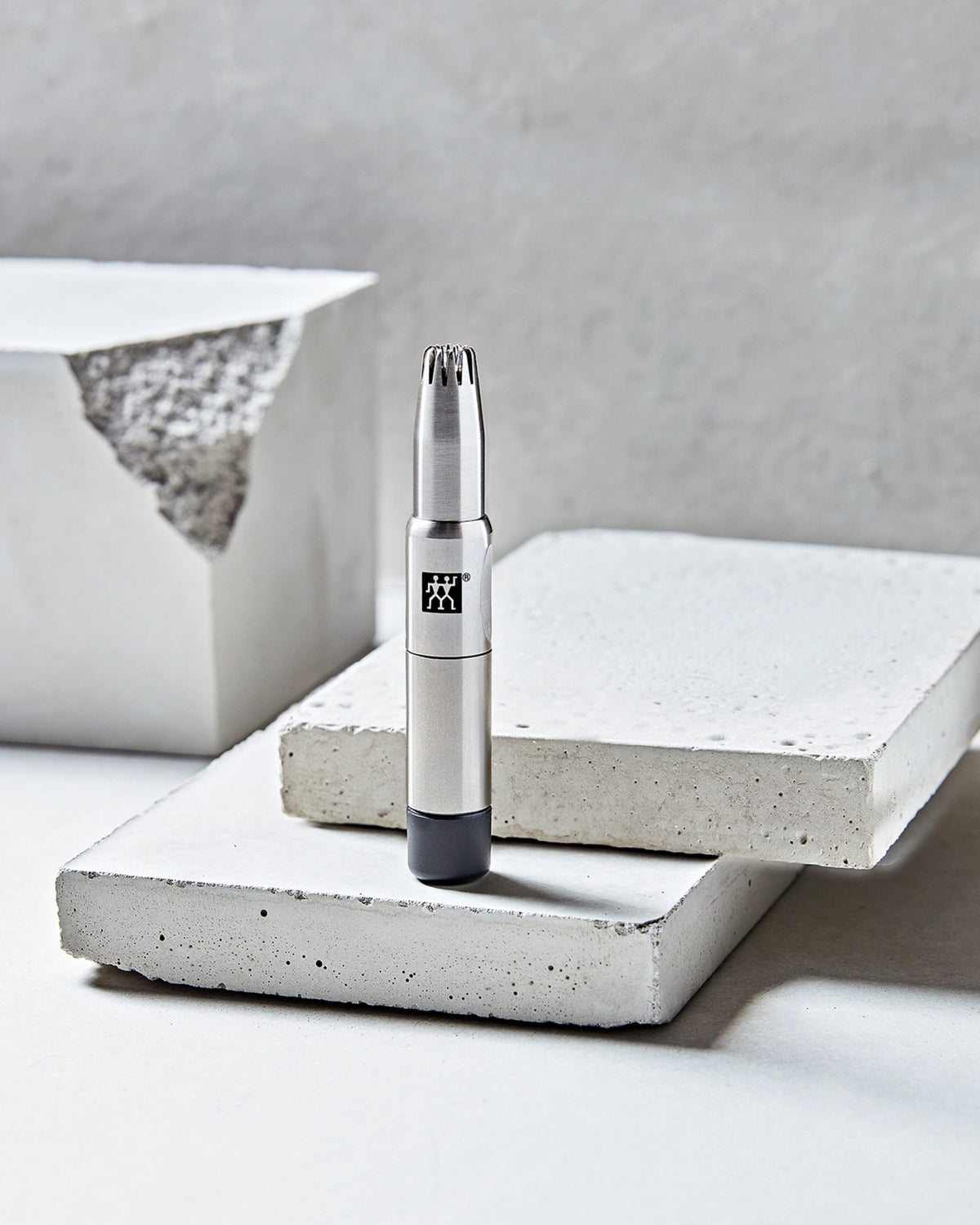 Nasen- und Ohrenhaarschneider, rostfrei 60mm in Silber präsentiert im Onlineshop von KAQTU Design AG. Pflege ist von Zwilling Beauty