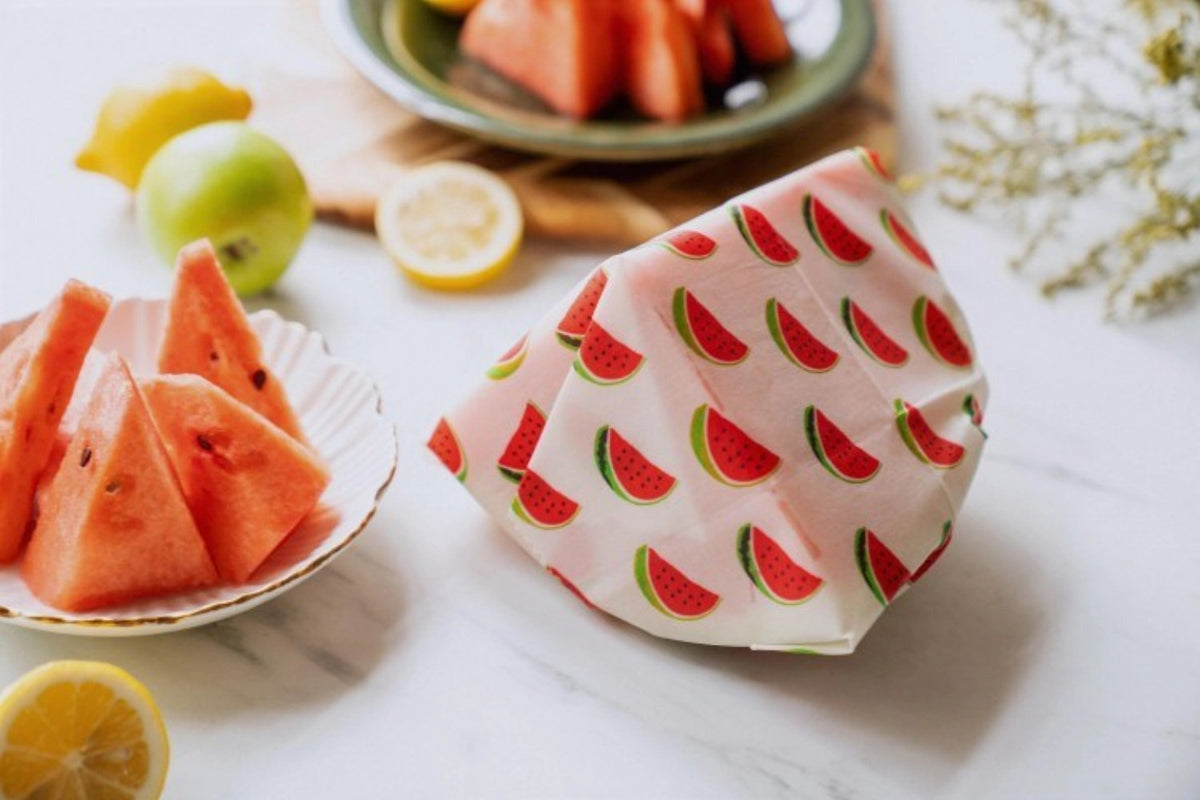 Bienenwachs Wraps 1er Wassermelone 35x35cm in Mehrfarbig präsentiert im Onlineshop von KAQTU Design AG. Küchenhelfer ist von Nuts Innovations