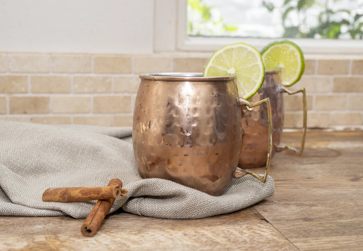 Roter Moscow-Mule-Becher aus gehämmertem Edelstahl, Durchmesser 9 cm, Höhe 10 cm, Volumen 45 cl, von Cosy & Trendy.