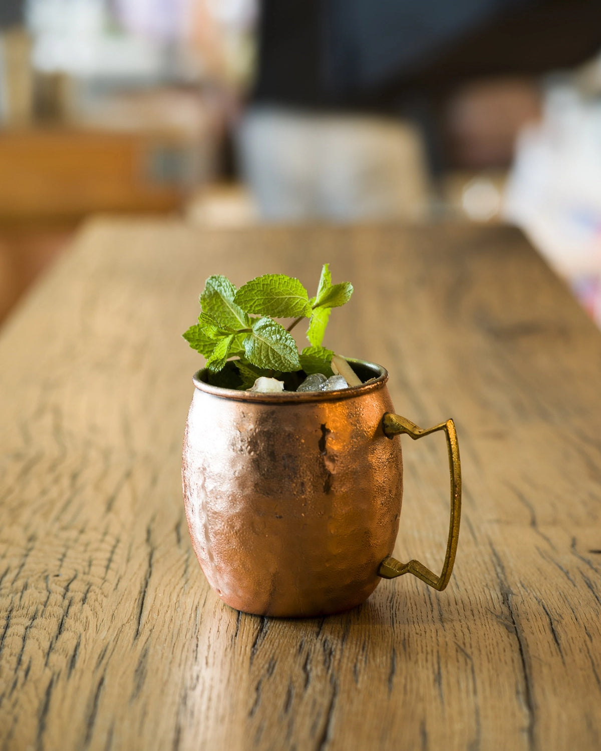 Roter Moscow-Mule-Becher aus gehämmertem Edelstahl, Durchmesser 9 cm, Höhe 10 cm, Volumen 45 cl, von Cosy & Trendy.