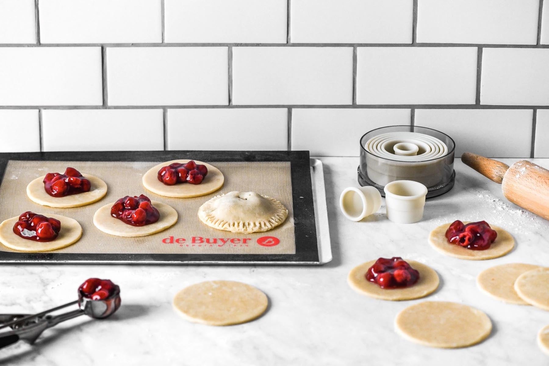 Beige Silikonbackmatte 40x30 cm von de Buyer, ideal für müheloses Backen und einfache Reinigung, präsentiert in stilvollem Ambiente.