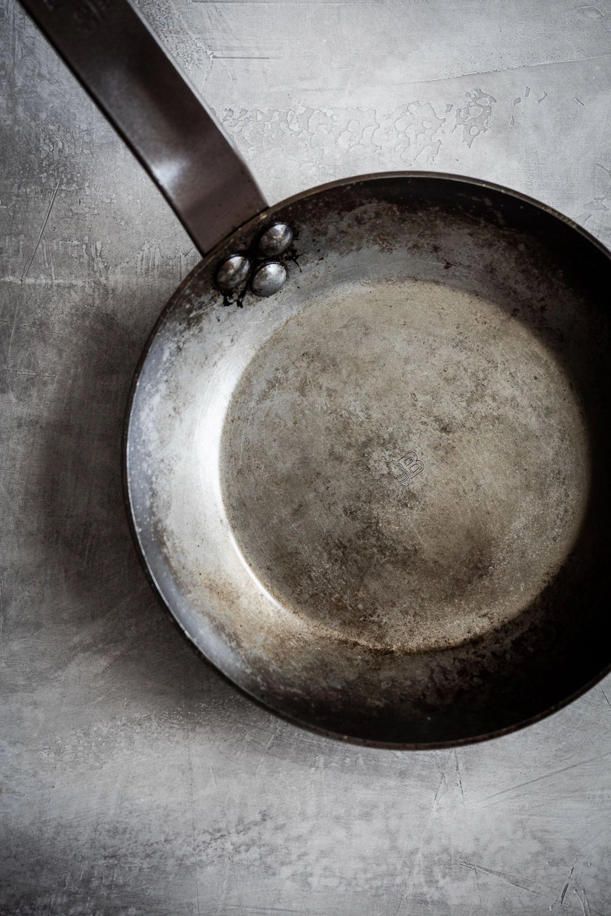 CARBONE PLUS Runde Lyonnaise Bratpfanne Ø 50cm, Induktion in Silber präsentiert im Onlineshop von KAQTU Design AG. Bratpfanne ist von de Buyer