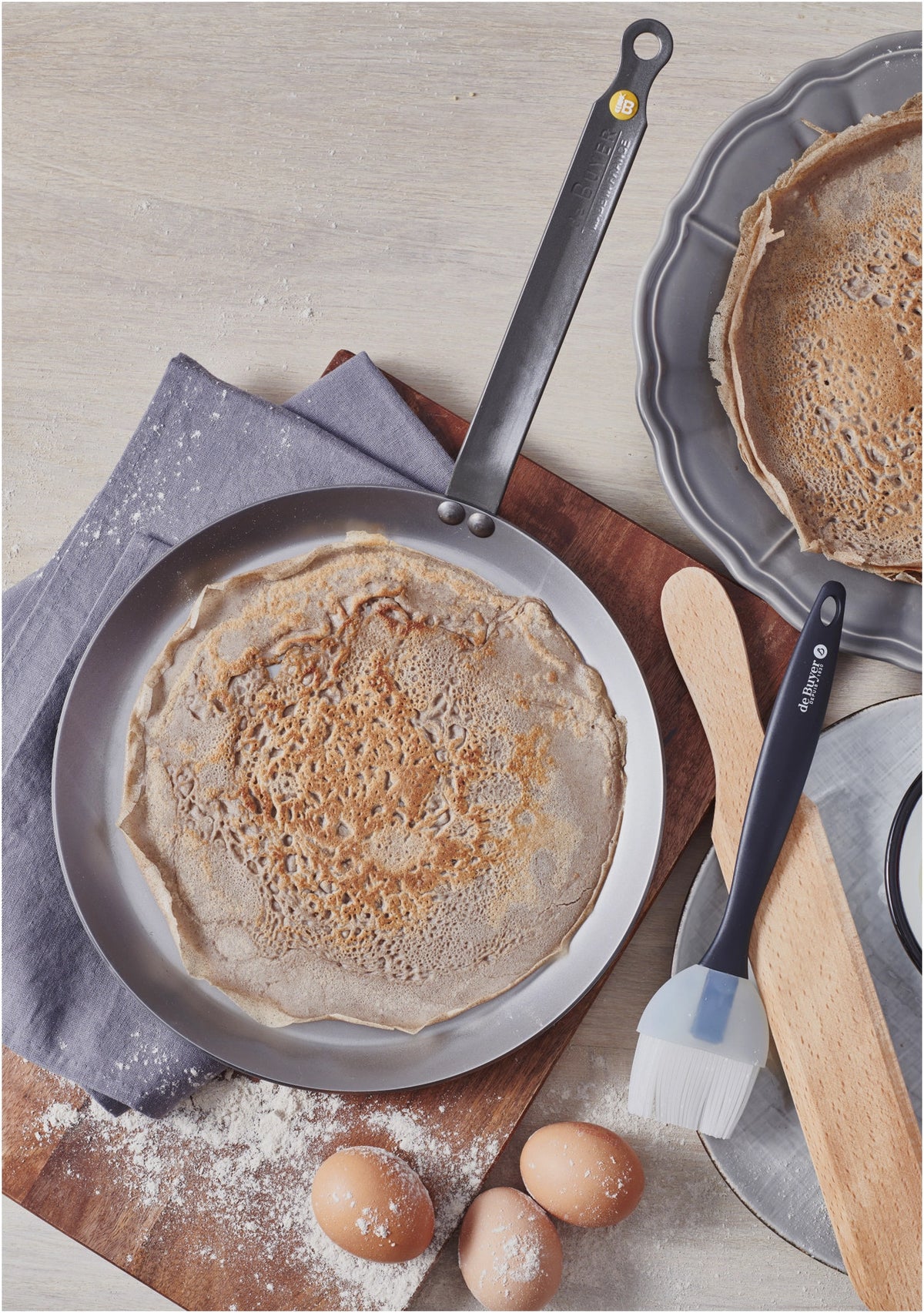 3er Set Crêpesparty: Crêpe Mineral B26+Pinsel+Spachtel Ø26cm in Silber präsentiert im Onlineshop von KAQTU Design AG. Bratpfanne ist von de Buyer