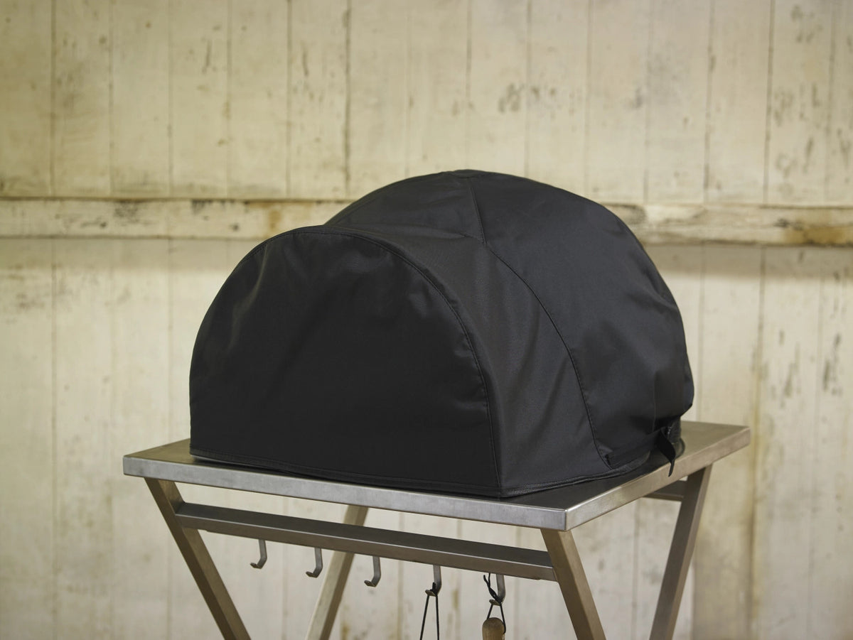 Ofen Abdeckhaube in Schwarz präsentiert im Onlineshop von KAQTU Design AG. Backutensilien ist von Delivita