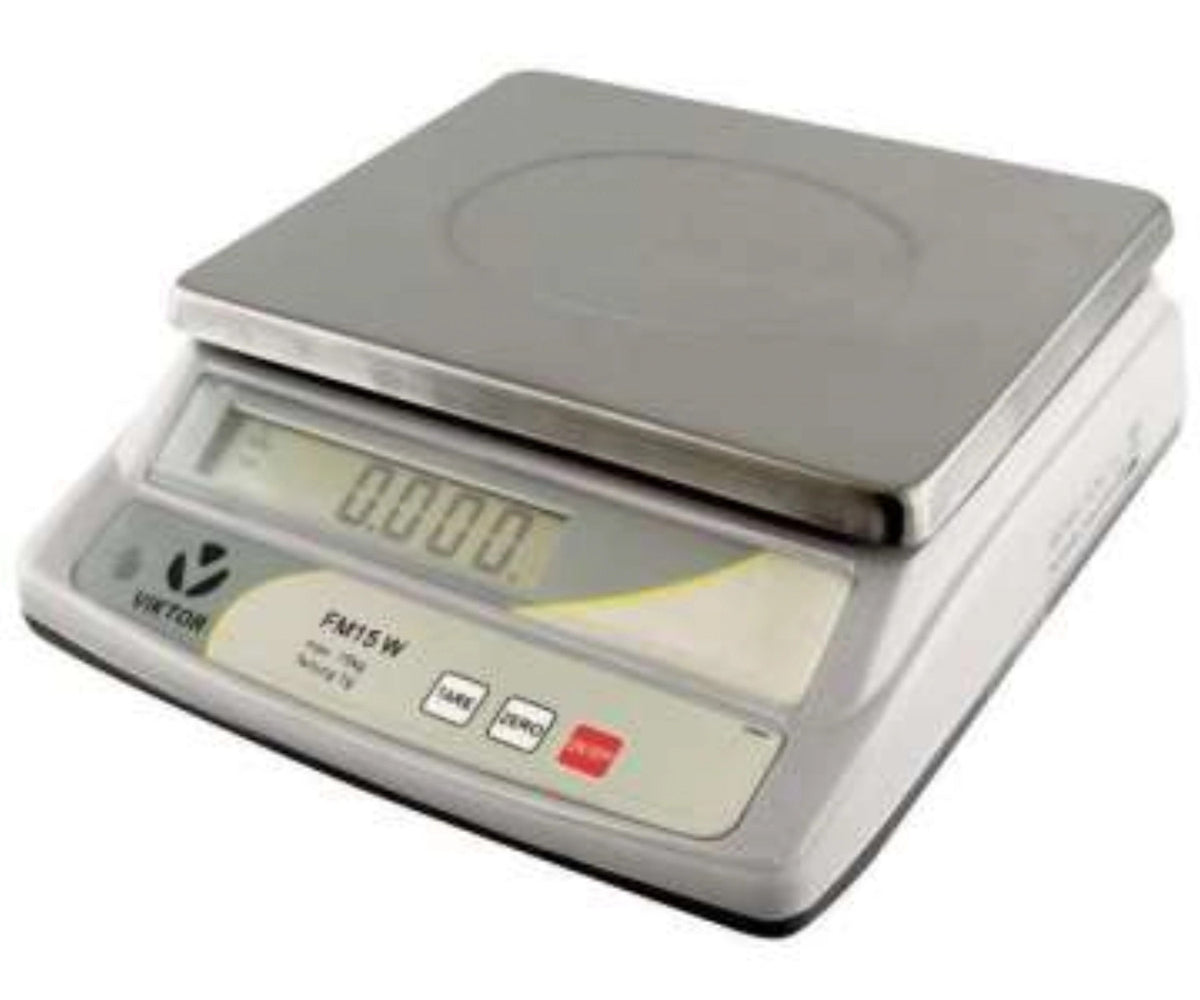 Tischwaage m.LCD Anzeige u. Akku bis 15kg Teilung 1g 23x30cm in Silber präsentiert im Onlineshop von KAQTU Design AG. Waage ist von Swiss Waagen