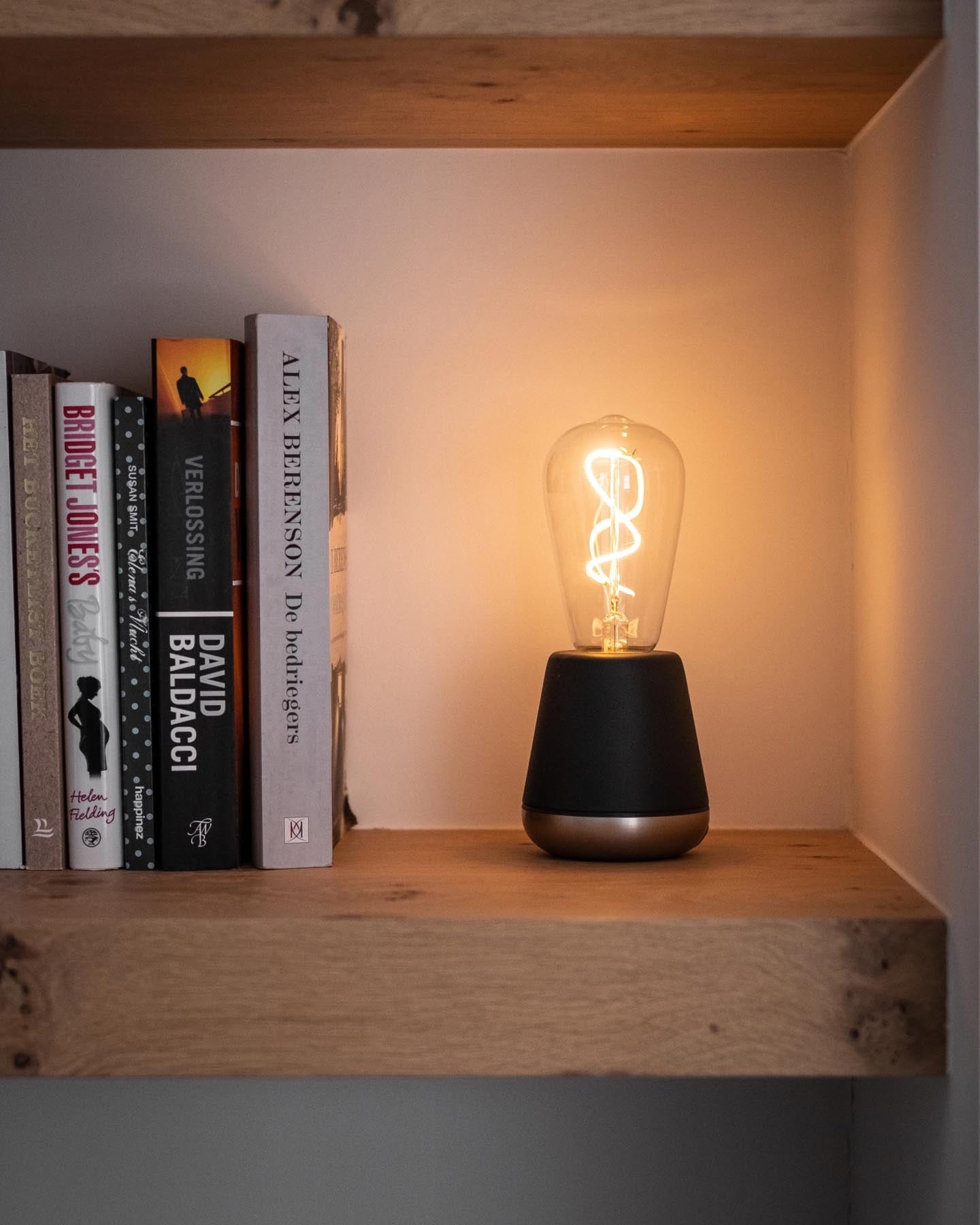 Moderne dunkelgraue Tischleuchte Humble Light one, 19.5x8.5 cm, perfektes Accessoire für gemütliche Atmosphäre und stilvolle Akzente.