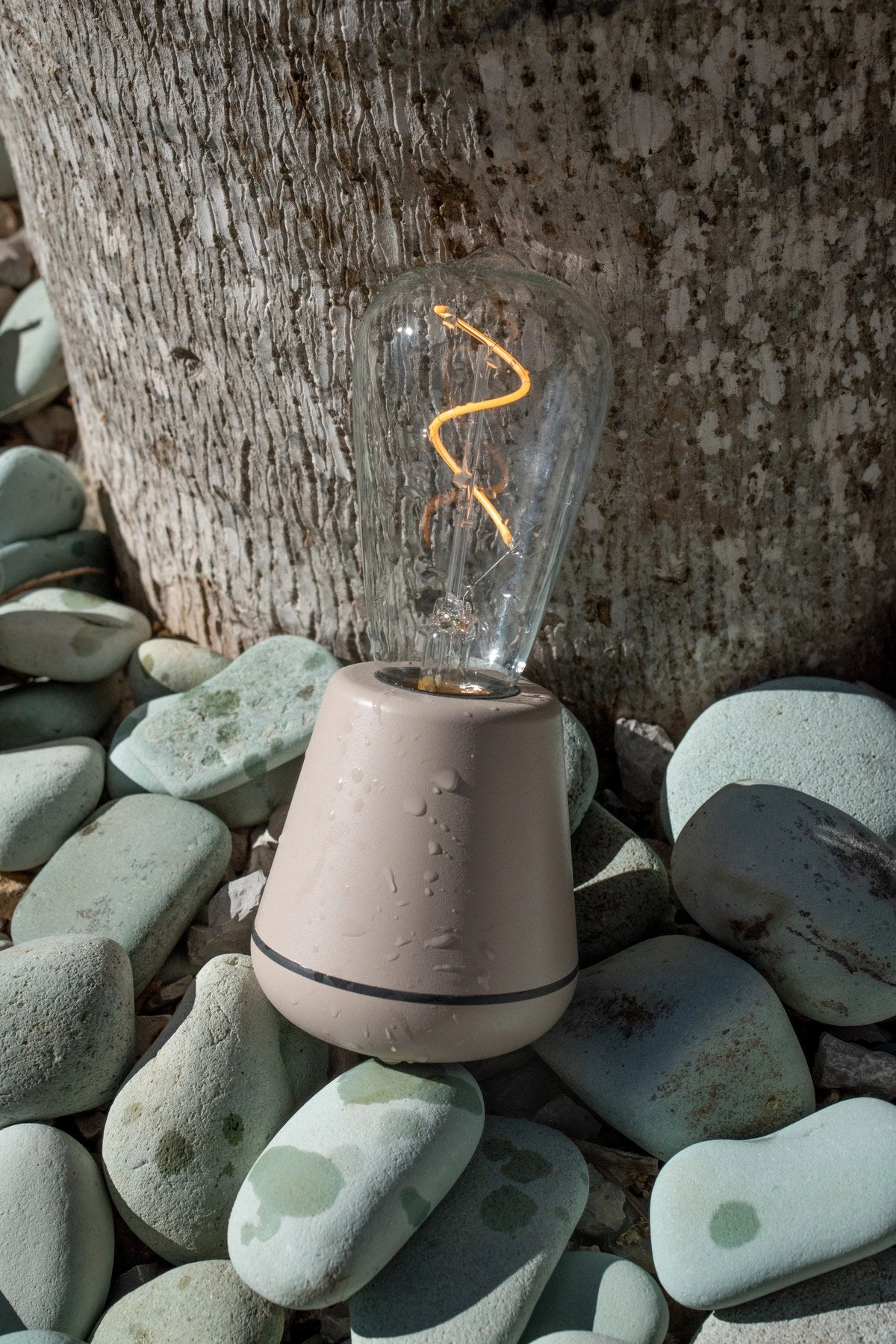 Humble one Outdoor table light linen IP65 in Silber präsentiert im Onlineshop von KAQTU Design AG. Tischleuchte ist von Humble Light