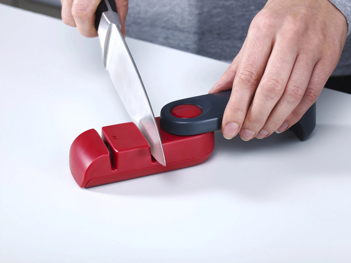 Rota Messerschärfer rot grau in Rot präsentiert im Onlineshop von KAQTU Design AG. Küchenmesser ist von Joseph Joseph