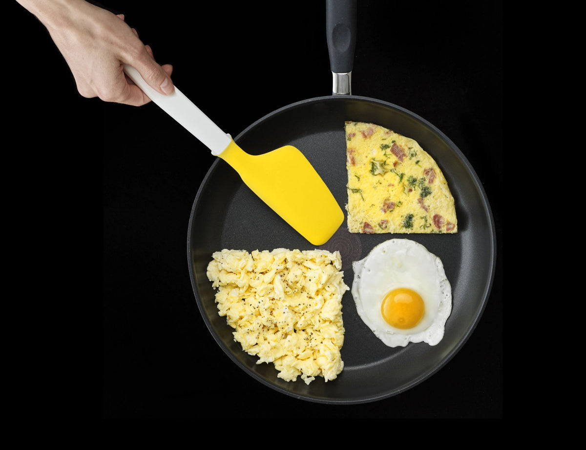 Elevate Silikon Eier-Spatel, gelb weiss, 31cm in Gelb präsentiert im Onlineshop von KAQTU Design AG. Küchenhelfer ist von Joseph Joseph