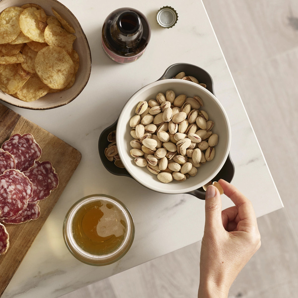 Double-Dish Servierschüssel in Grau präsentiert im Onlineshop von KAQTU Design AG. Küchenhelfer ist von Joseph Joseph