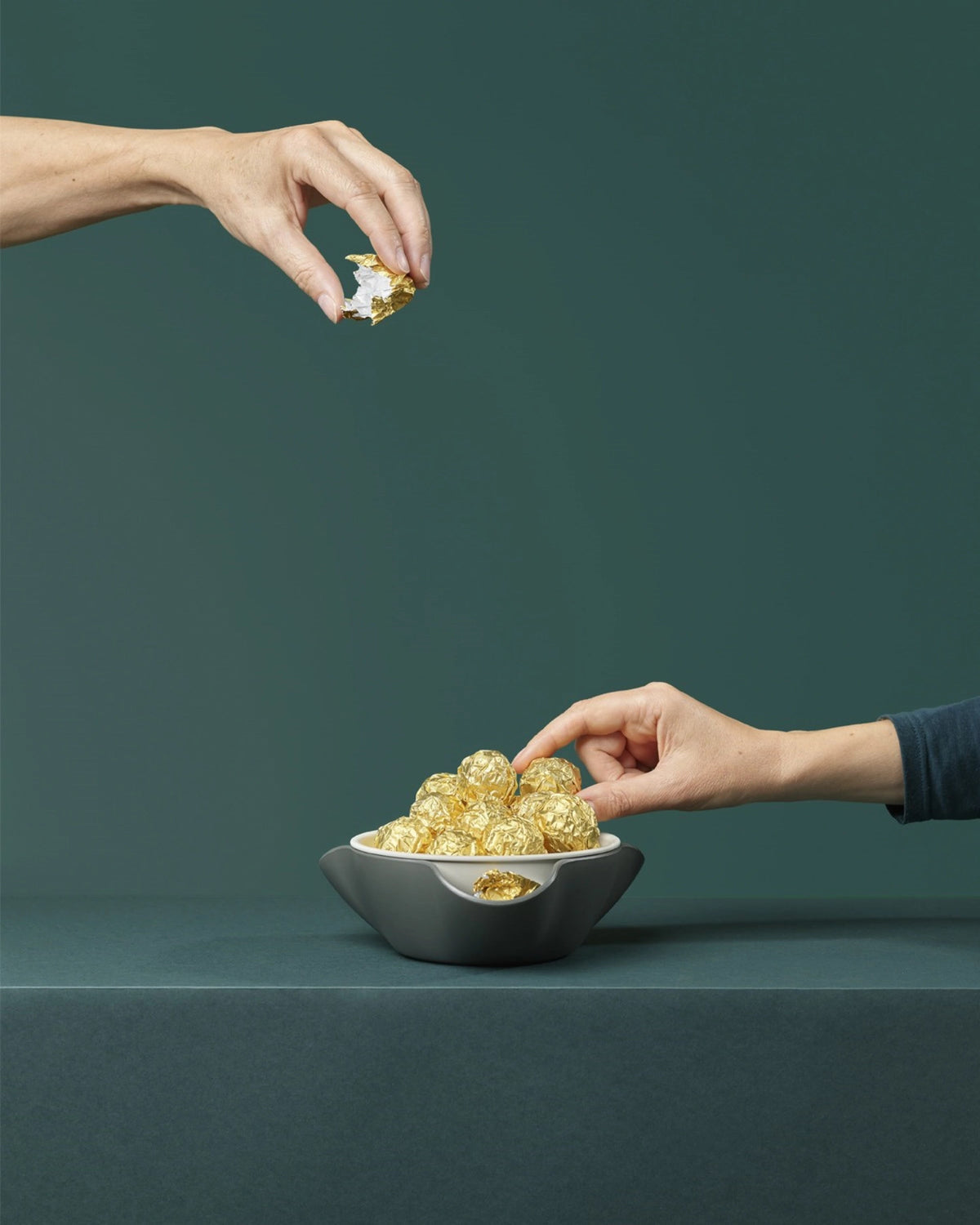 Double-Dish Servierschüssel in Grau präsentiert im Onlineshop von KAQTU Design AG. Küchenhelfer ist von Joseph Joseph