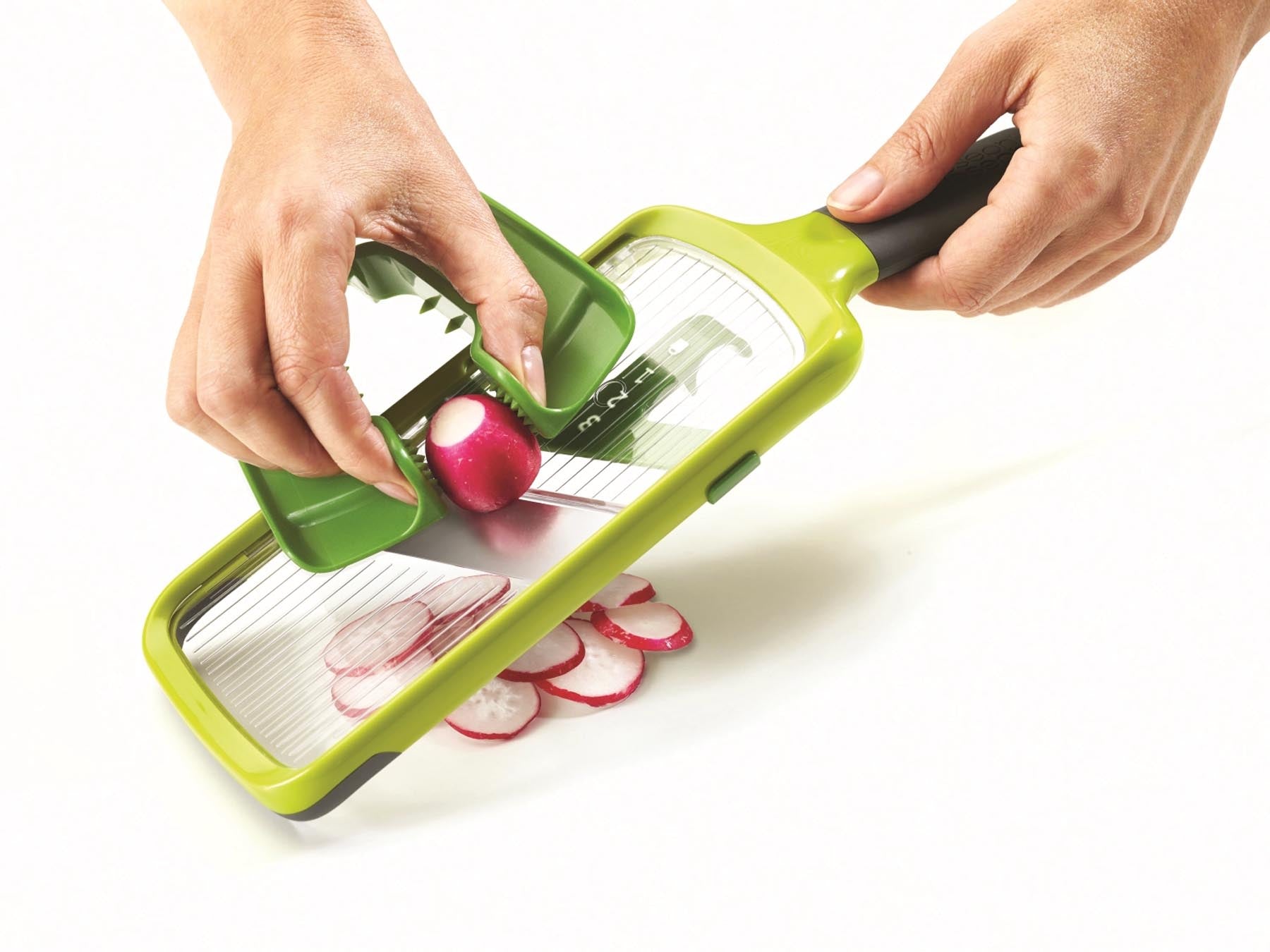 Praktisches 2-teiliges Promo Gadget Set von Joseph Joseph: Multi-Grip Mandoline und Multi-Grate Reibe für vielseitige Küchenanwendungen.