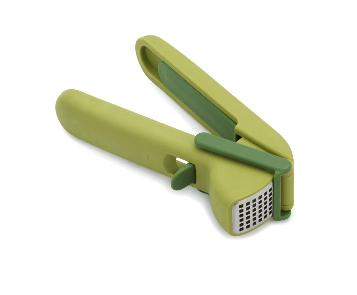 CleanForce Knoblauchpresse in Grün präsentiert im Onlineshop von KAQTU Design AG. Küchenhelfer ist von Joseph Joseph