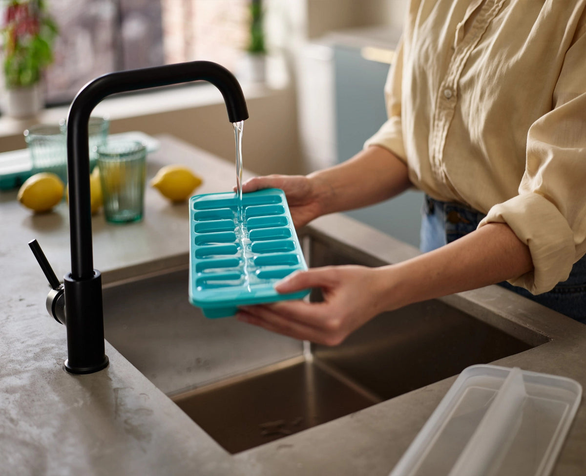 2er Set Flow Easy-fill Eiswürfelbehälter in Blau präsentiert im Onlineshop von KAQTU Design AG. ist von Joseph Joseph
