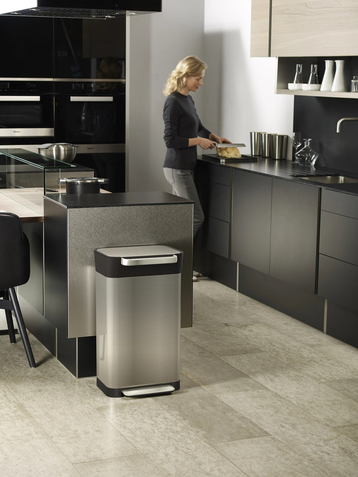 Titan Recycling Station, Edelstahl grau, 39x33x68 cm in Silber präsentiert im Onlineshop von KAQTU Design AG. Mülleimer ist von Joseph Joseph