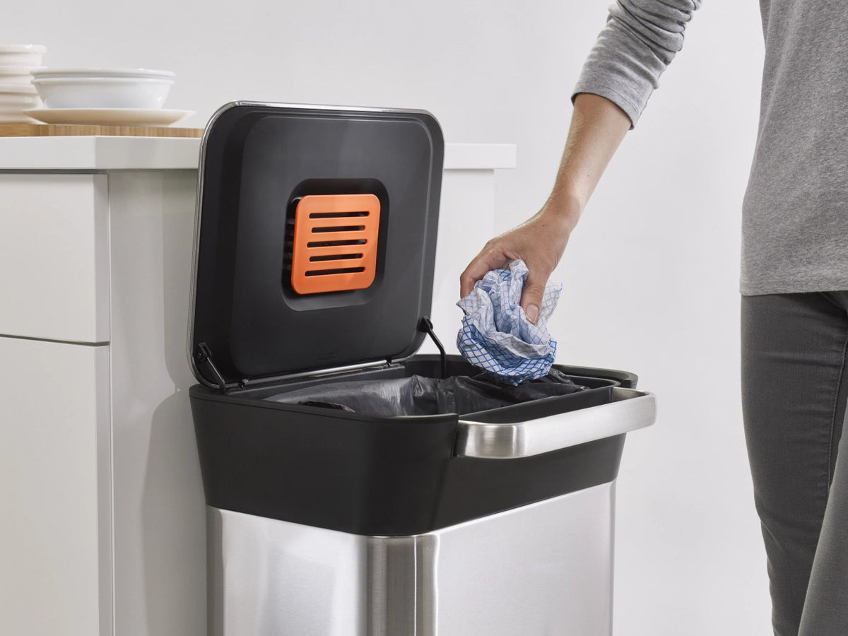 Titan Recycling Station, Edelstahl grau, 39x33x68 cm in Silber präsentiert im Onlineshop von KAQTU Design AG. Mülleimer ist von Joseph Joseph