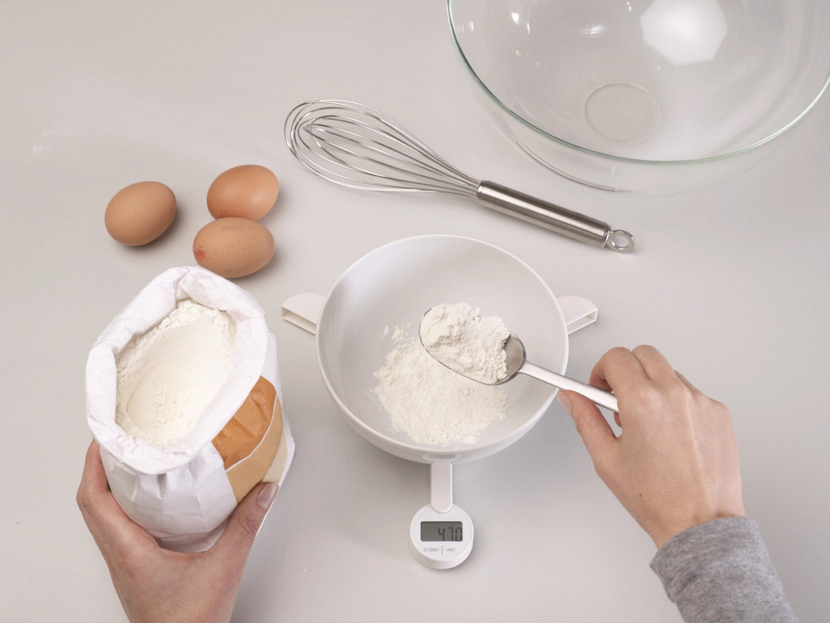 Küchenwaage TriScale faltbar weiss in Weiss präsentiert im Onlineshop von KAQTU Design AG. Küchengerät ist von Joseph Joseph