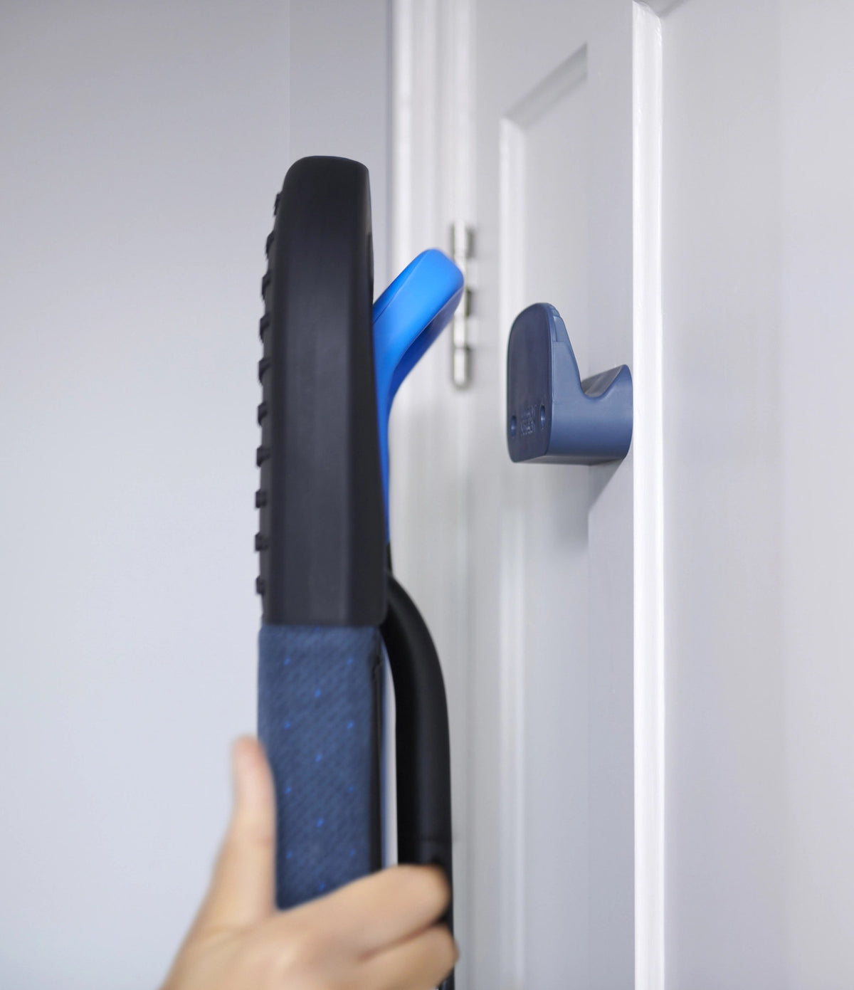Glide Plus Easy-Store Bügelbrett in Blau präsentiert im Onlineshop von KAQTU Design AG. Kleiderbügler ist von Joseph Joseph