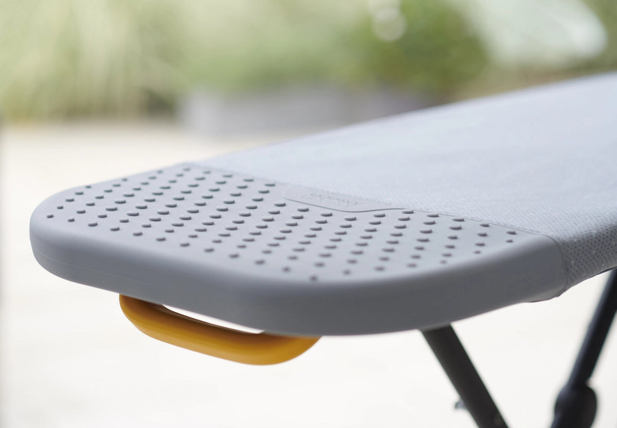 Glide Easy-Store Bügelbrettbezug in Blau präsentiert im Onlineshop von KAQTU Design AG. Kleiderbügler ist von Joseph Joseph