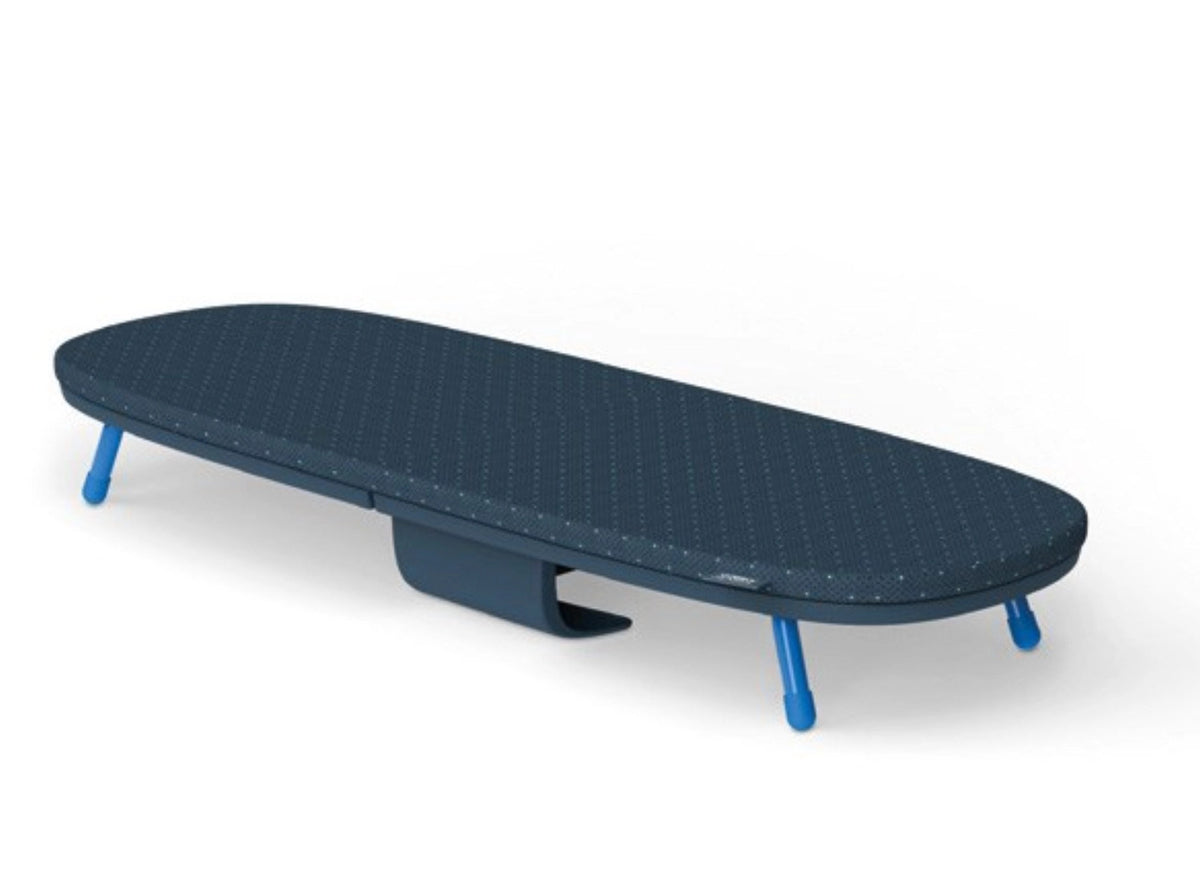 Pocket Plus Klappbares Tisch-Bügelbrett 34x15.5x45.5cm in Blau präsentiert im Onlineshop von KAQTU Design AG. Kleiderbügler ist von Joseph Joseph