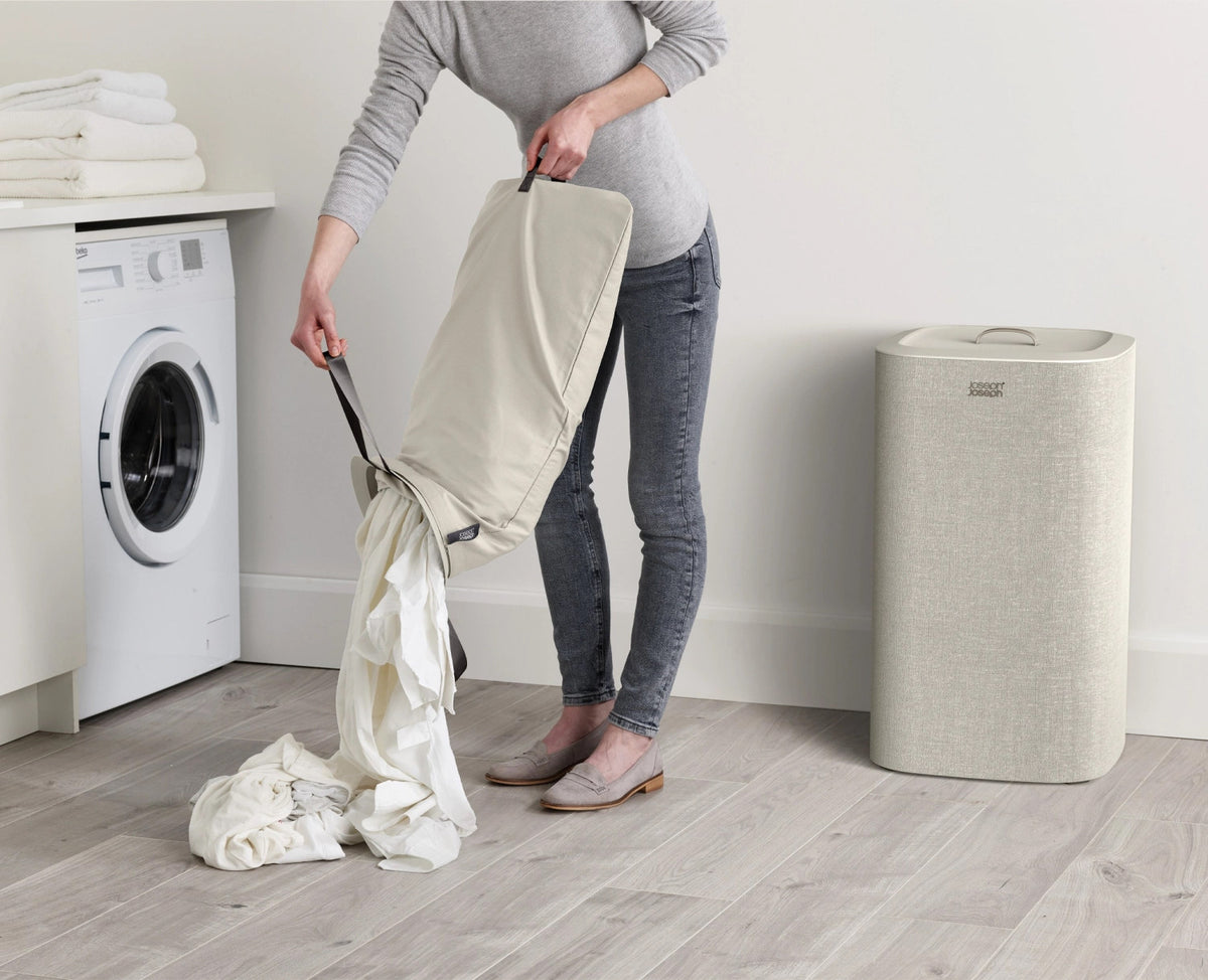 Tota 60L Wäschekorb ecru in Beige präsentiert im Onlineshop von KAQTU Design AG. Wäschekorb ist von Joseph Joseph