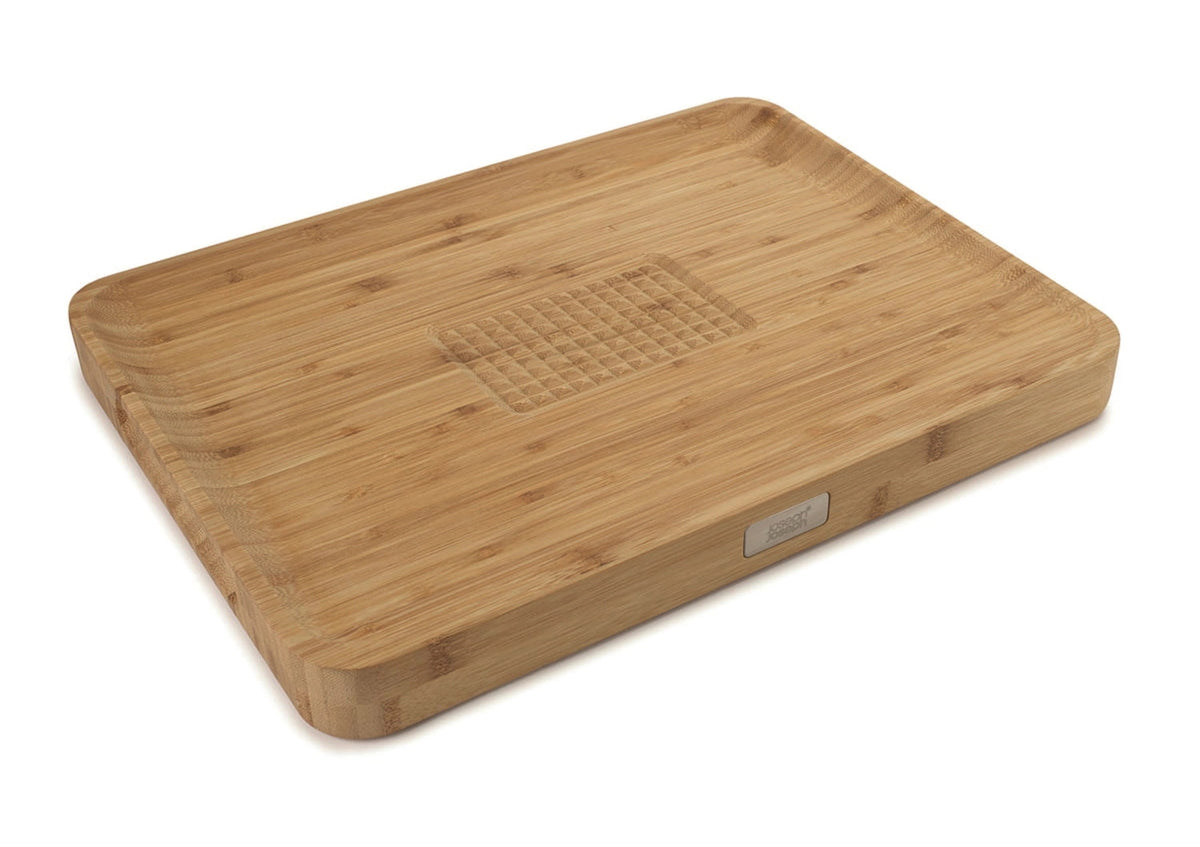 Cut Carve Bamboo Schneidebrett, 40x30x3.5cm in Braun präsentiert im Onlineshop von KAQTU Design AG. Schneidbrett ist von Joseph Joseph