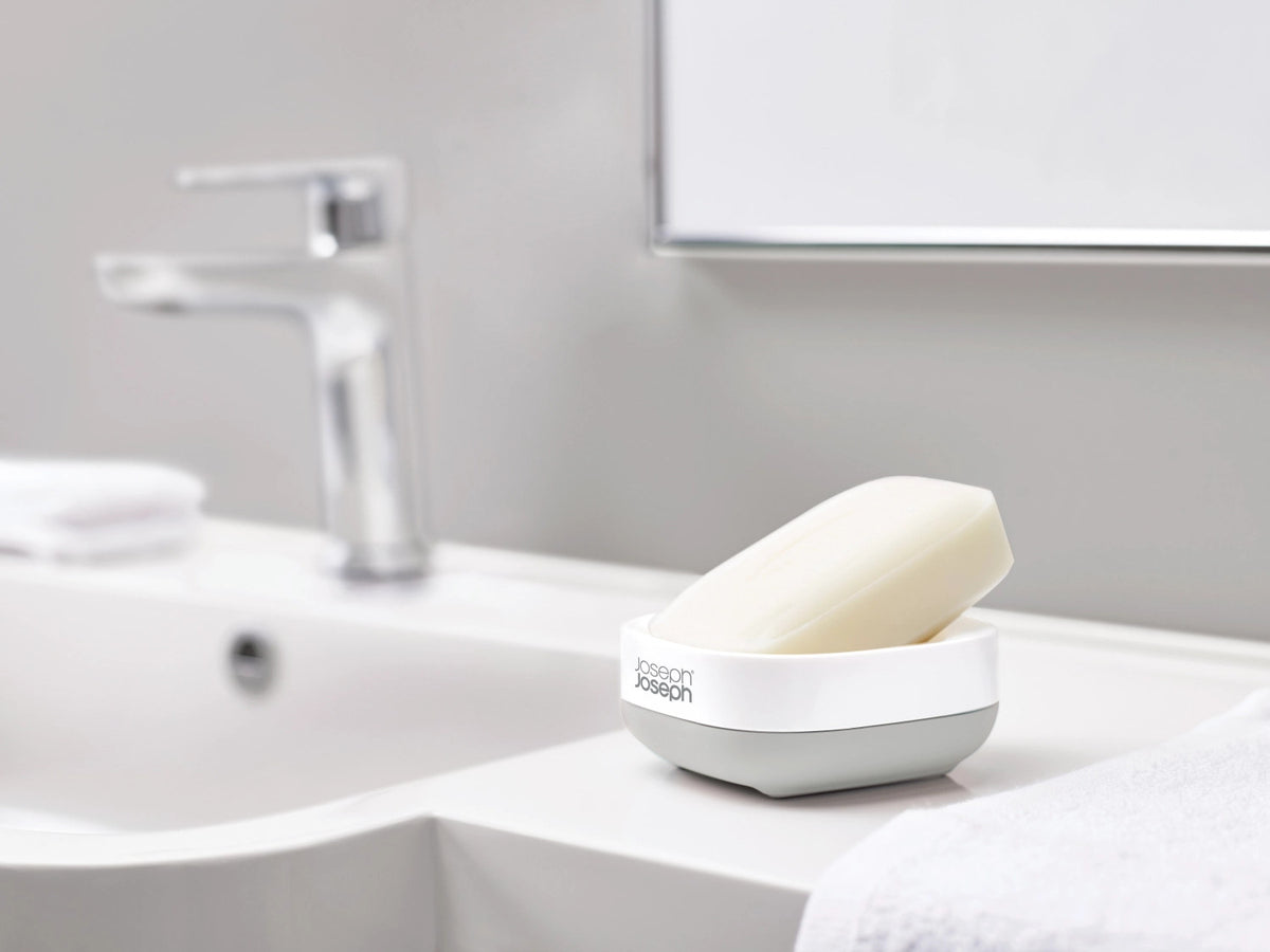 Slim Compact Seifenbehälter weiss grau, 7.4x7.9x3.6 cm in Weiss präsentiert im Onlineshop von KAQTU Design AG. Seifenspender ist von Joseph Joseph