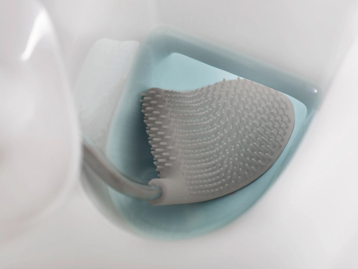 Flex Smart Toilettenbürste weiss grau, 11.4x17.4x42.9 cm in Weiss präsentiert im Onlineshop von KAQTU Design AG. Toilettenartikel ist von Joseph Joseph