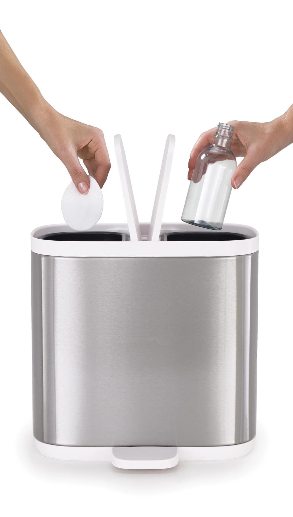 Eleganter Joseph Joseph Split Steel Abfallbehälter mit zwei Fächern, 3 Liter je Fach, kompakte Maße für effiziente Mülltrennung und modernes Wohndesign.