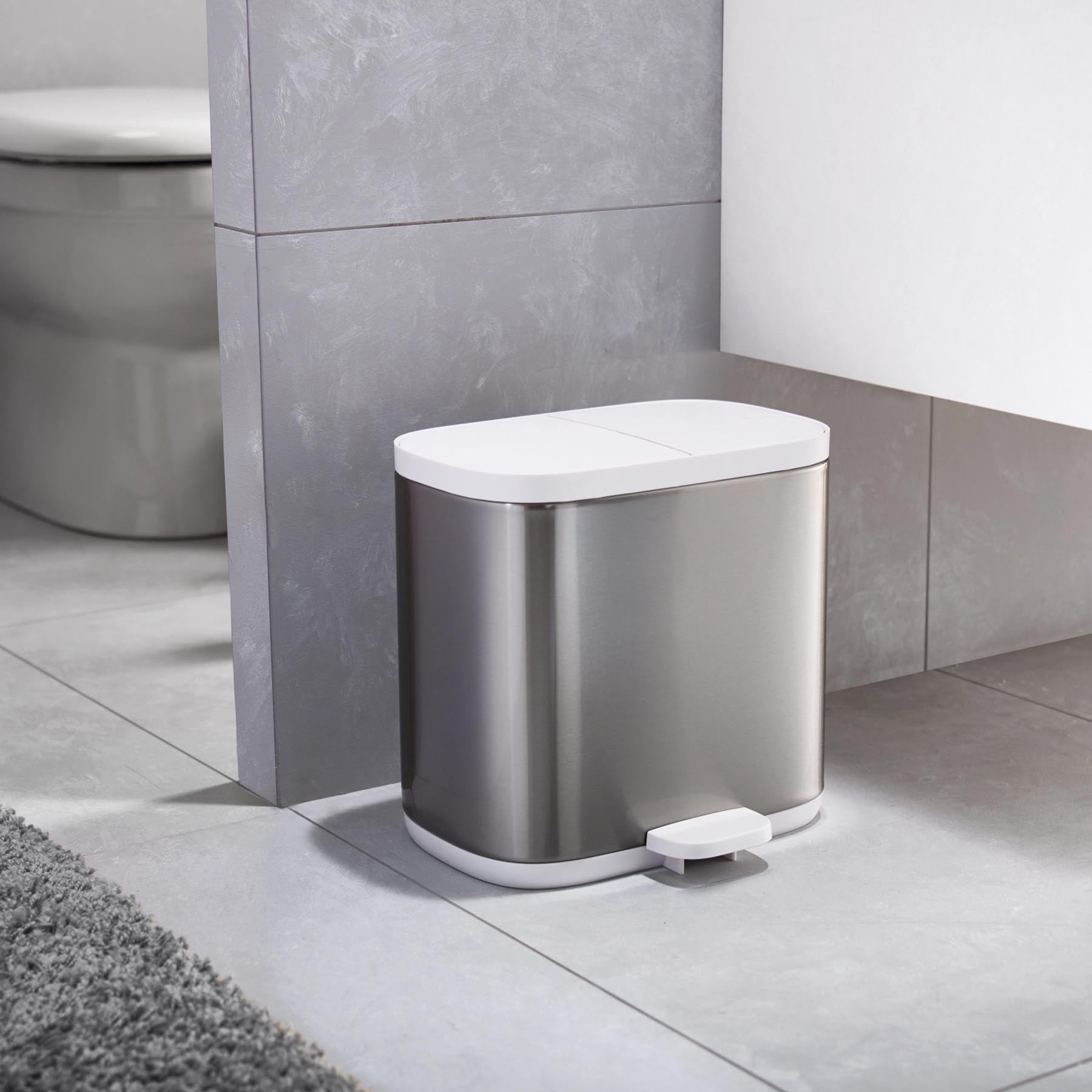 Eleganter Split Steel Abfallbehälter von Joseph Joseph, 2x3l, aus hochwertigem Edelstahl, perfekt für effiziente Mülltrennung in kleinen Räumen.