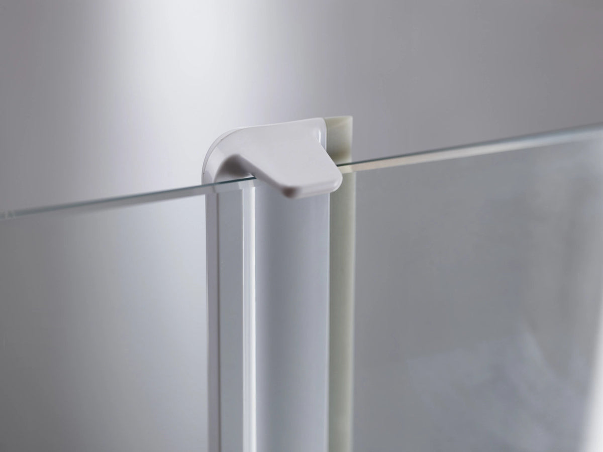 EasyStore Kompakter Duschwischer mit Aufhängeh in Weiss präsentiert im Onlineshop von KAQTU Design AG. Badzubehör ist von Joseph Joseph
