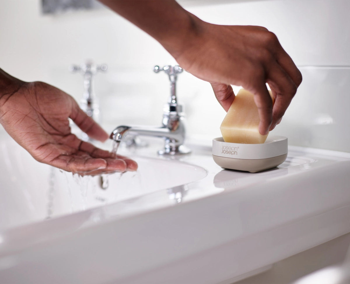 Slim Compact Seifenschale ecru in Beige präsentiert im Onlineshop von KAQTU Design AG. Seifenspender ist von Joseph Joseph