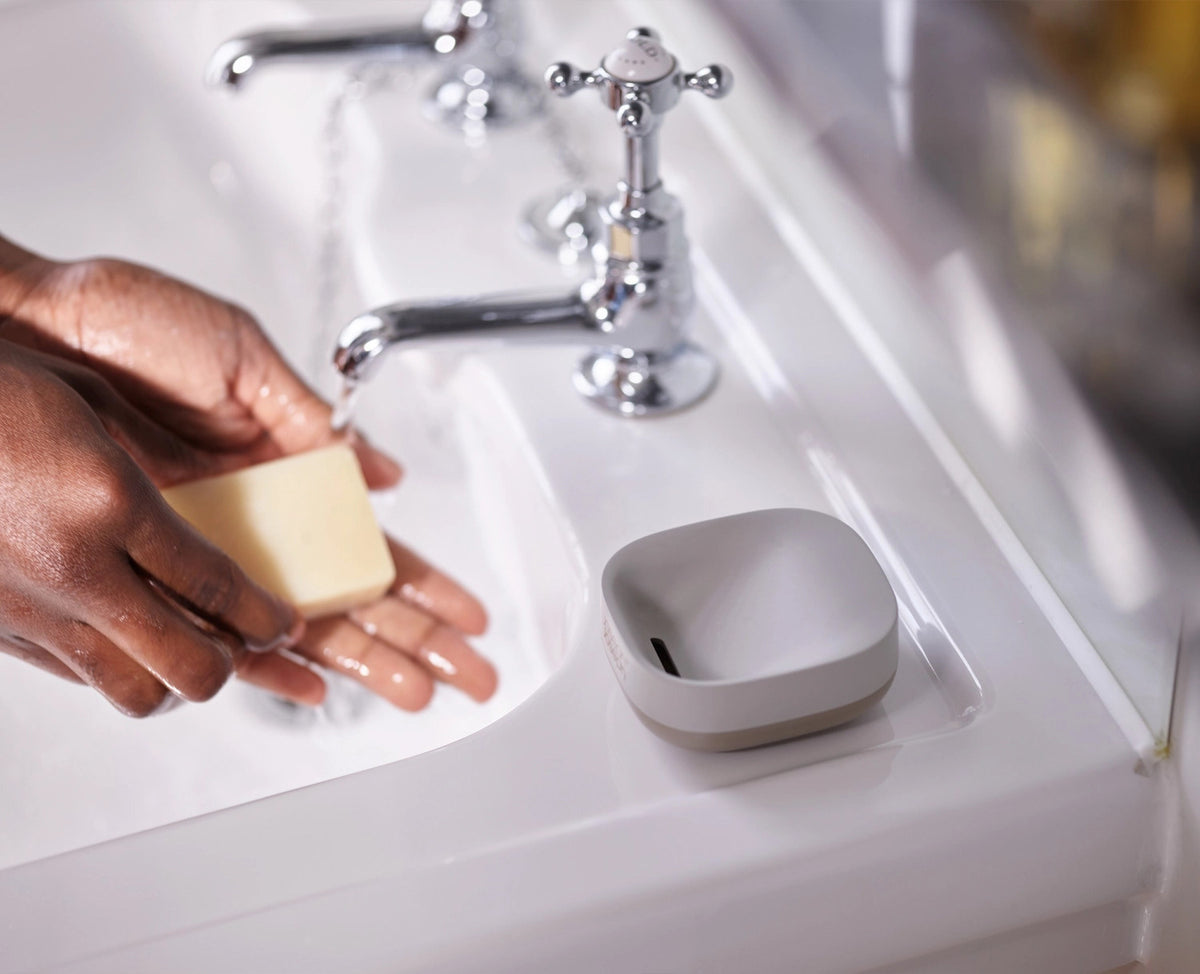 Slim Compact Seifenschale ecru in Beige präsentiert im Onlineshop von KAQTU Design AG. Seifenspender ist von Joseph Joseph