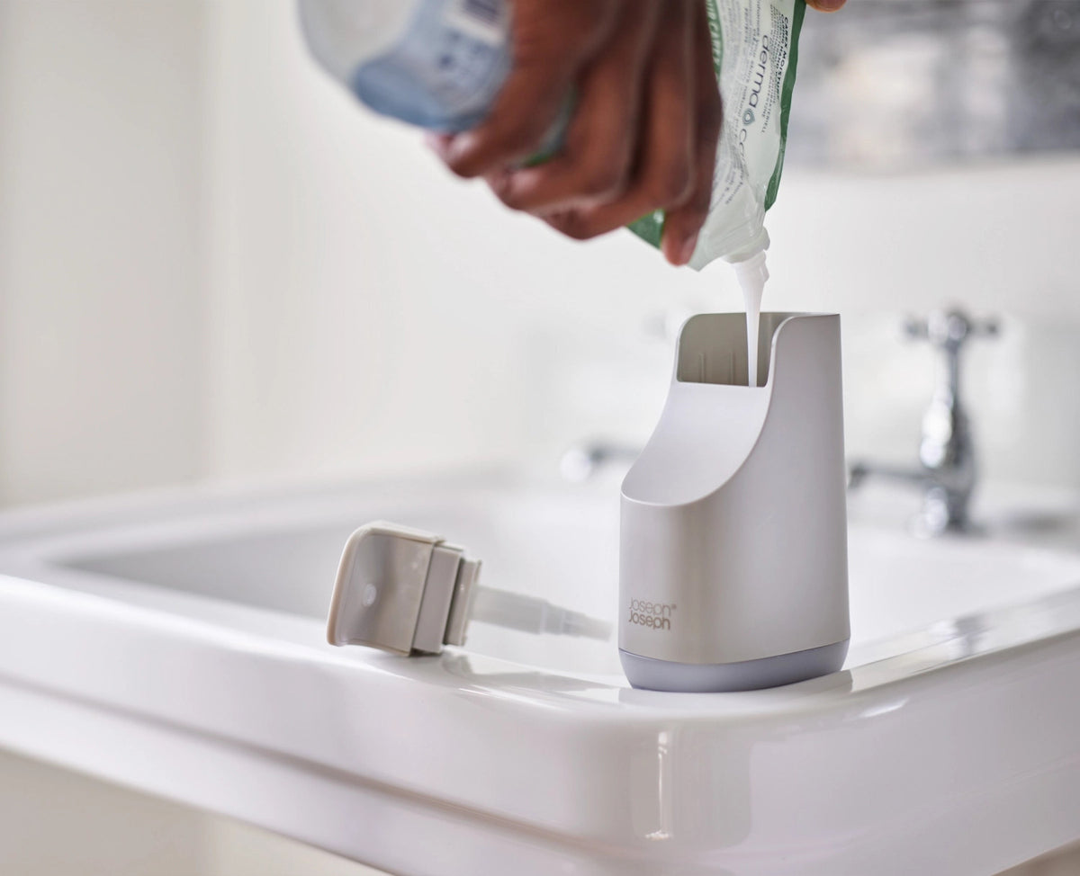 Slim Compact Seifendispenser ecru in Beige präsentiert im Onlineshop von KAQTU Design AG. Seifenspender ist von Joseph Joseph