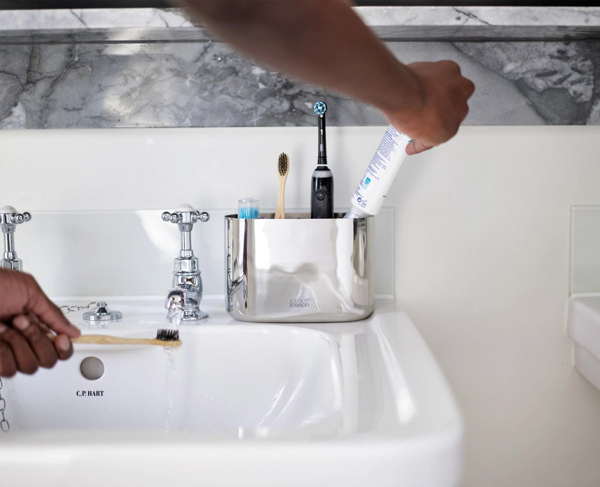 EasyStore Luxe Zahnbürstenhalter gross Edelstahl in Grau präsentiert im Onlineshop von KAQTU Design AG. Zahnputz ist von Joseph Joseph
