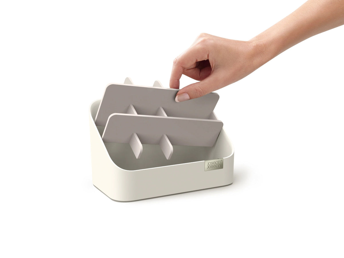 Viva gestufter Kosmetik-Organizer, 18x10.7x11cm in Beige präsentiert im Onlineshop von KAQTU Design AG. Pflege ist von Joseph Joseph